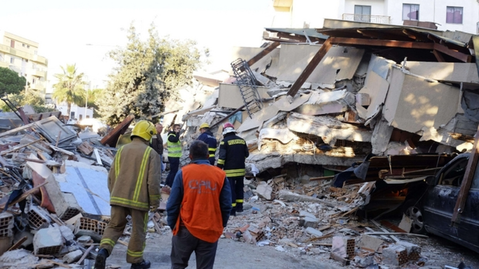 Immagine di Albania, morti e feriti. Nuova scossa. Il Papa: «Prego per le vittime»