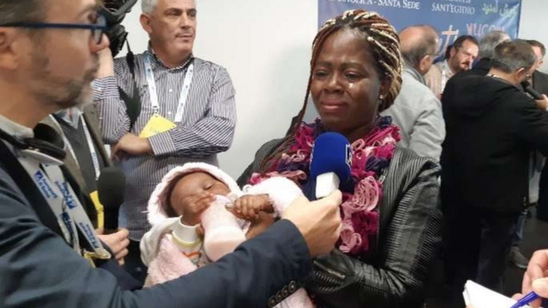 Immagine di 33 migranti da Lesbo in Italia con l'elemosiniere del Papa