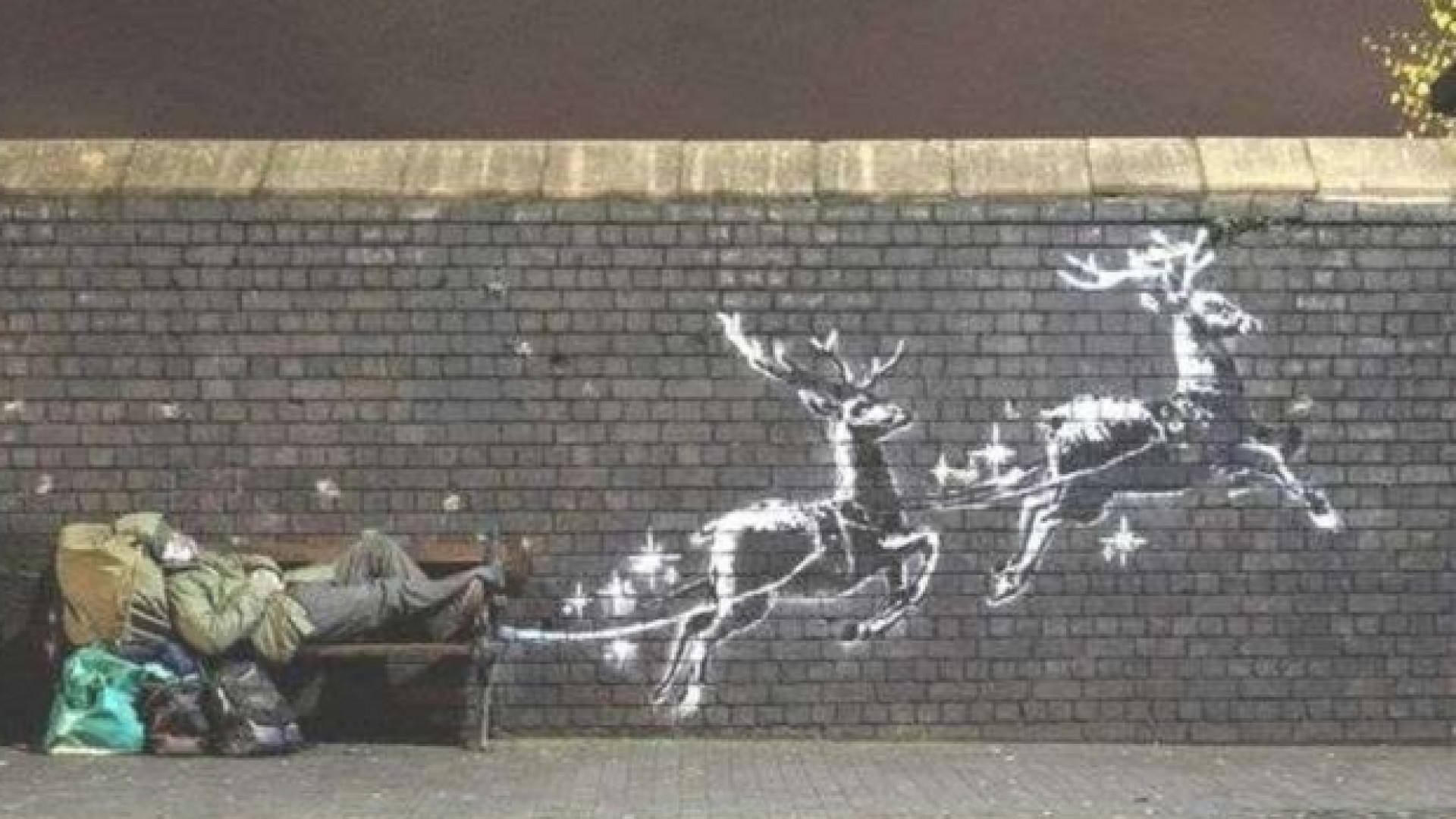 Immagine di Banksy in un murale "svela" chi è Babbo Natale