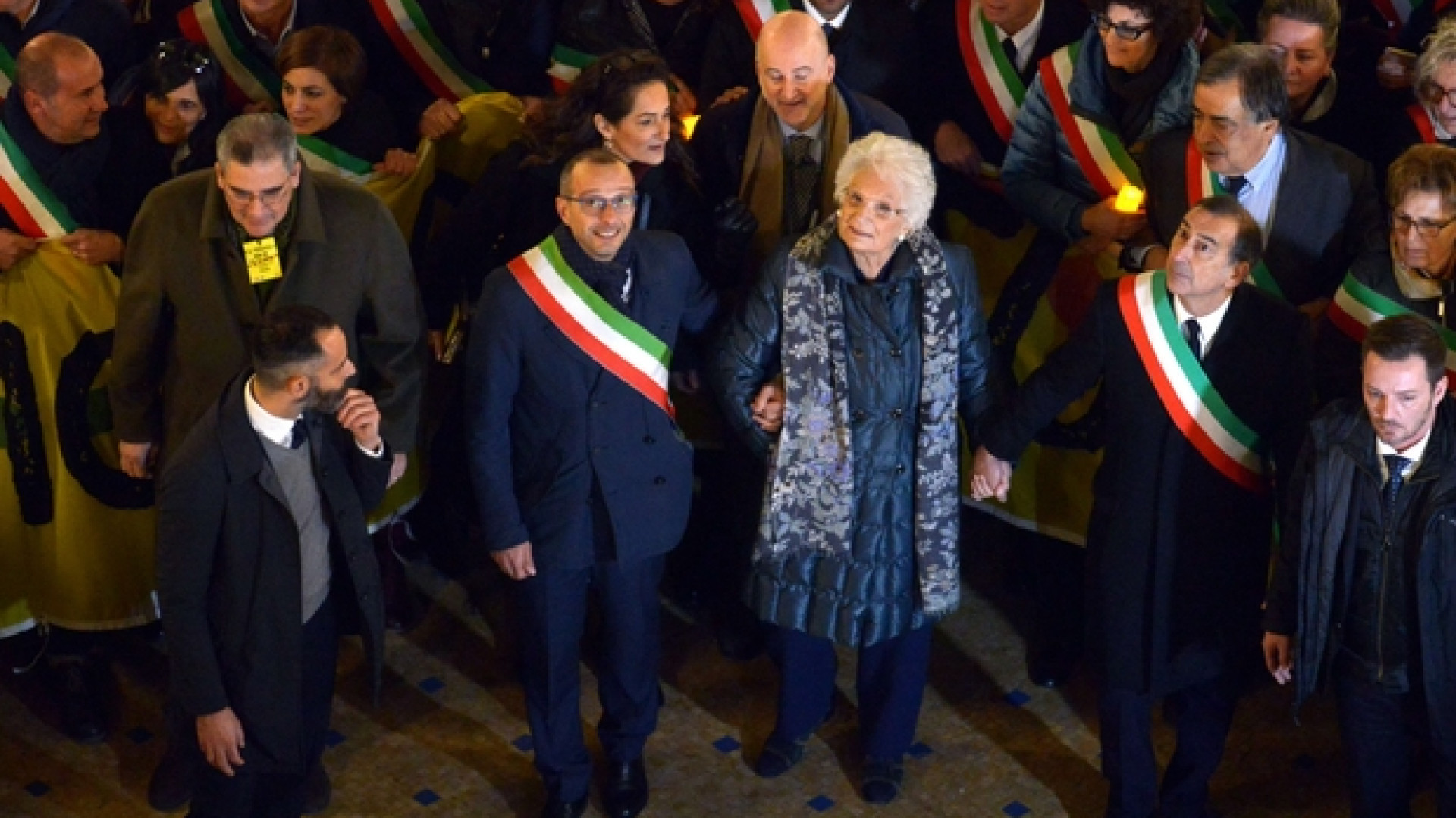 Immagine di 600 sindaci contro l'odio. Segre: «Ora parliamo d'amore»
