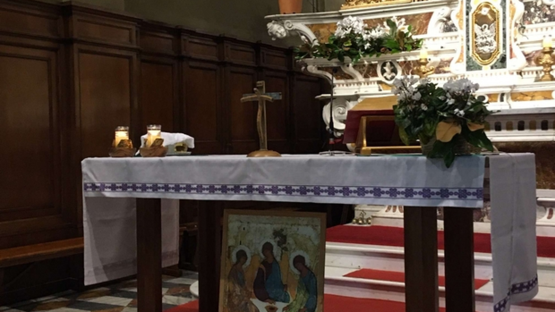 Immagine di Sull'altare un Crocifisso fatto con il legno dei barconi dei migranti