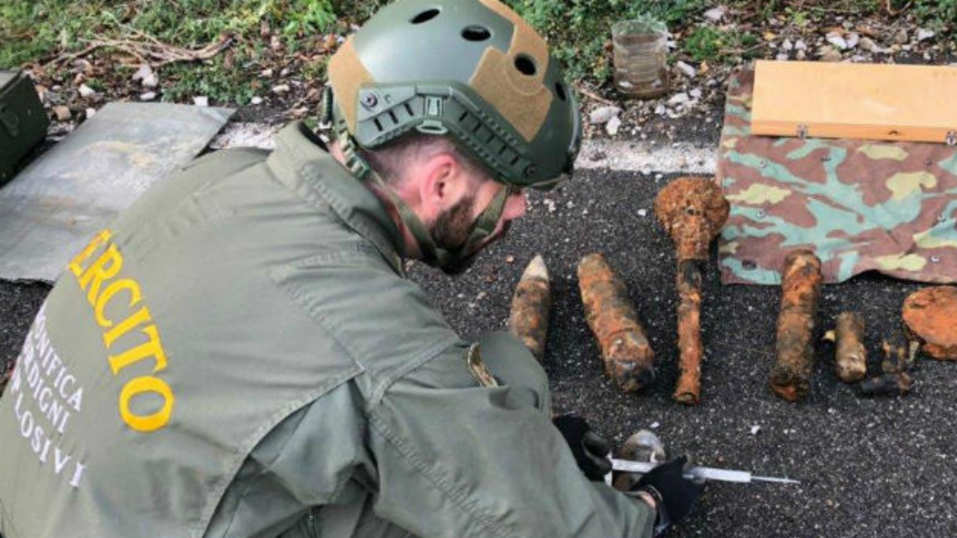 Immagine di Oltre 300 bombe sul fondale del Lago d'Iseo: bonifica degli artificieri del 10° Reggimento Genio Guastatori di Cremona