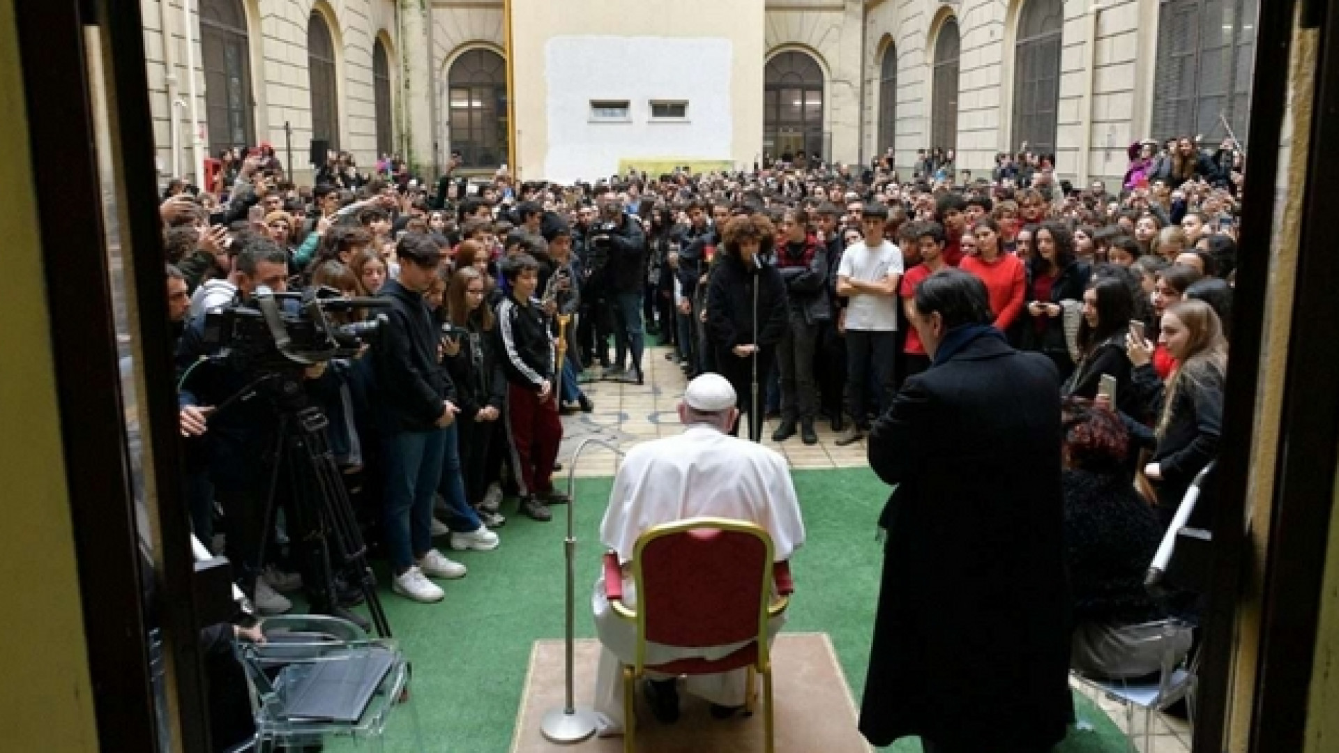 Immagine di Il Papa va al liceo: siate coerenti con la vostra fede