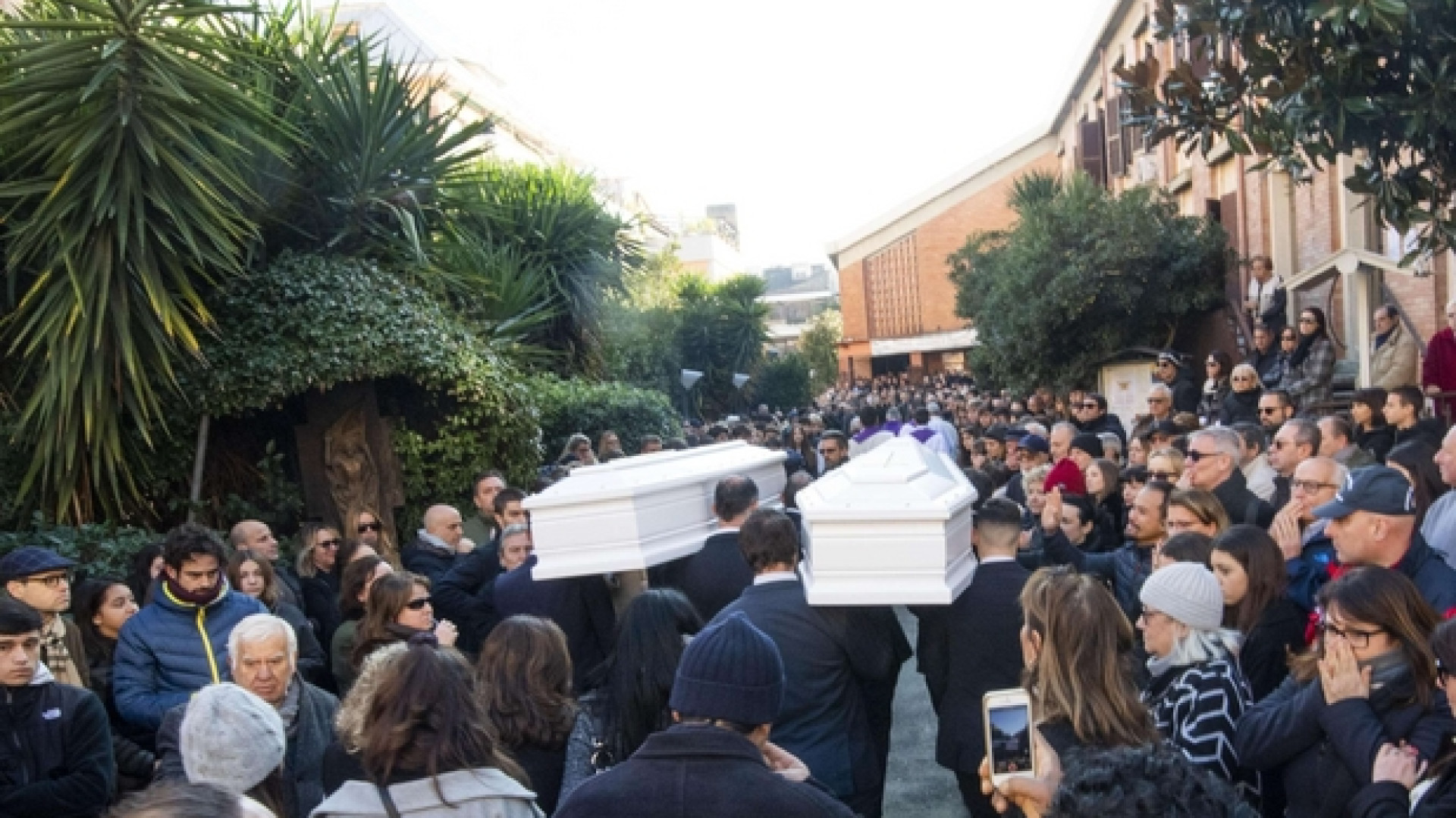 Immagine di Funerali di Gaia e Camilla, il parroco: tragedia insensata, riflettiamo