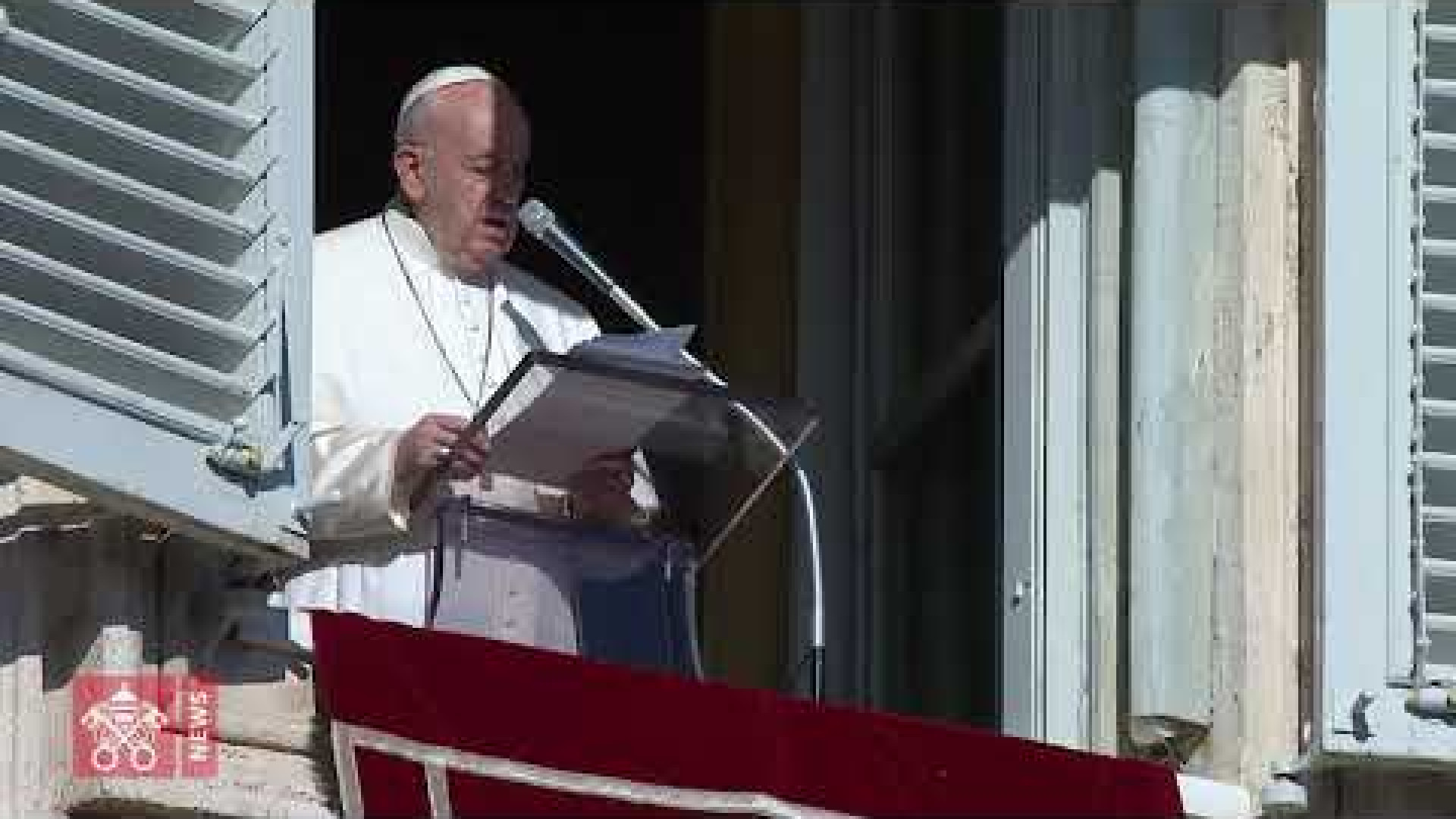 Immagine di L'ultimo Angelus del 2019 dedicato alla famiglia. «Spegnete i cellulari a tavola»