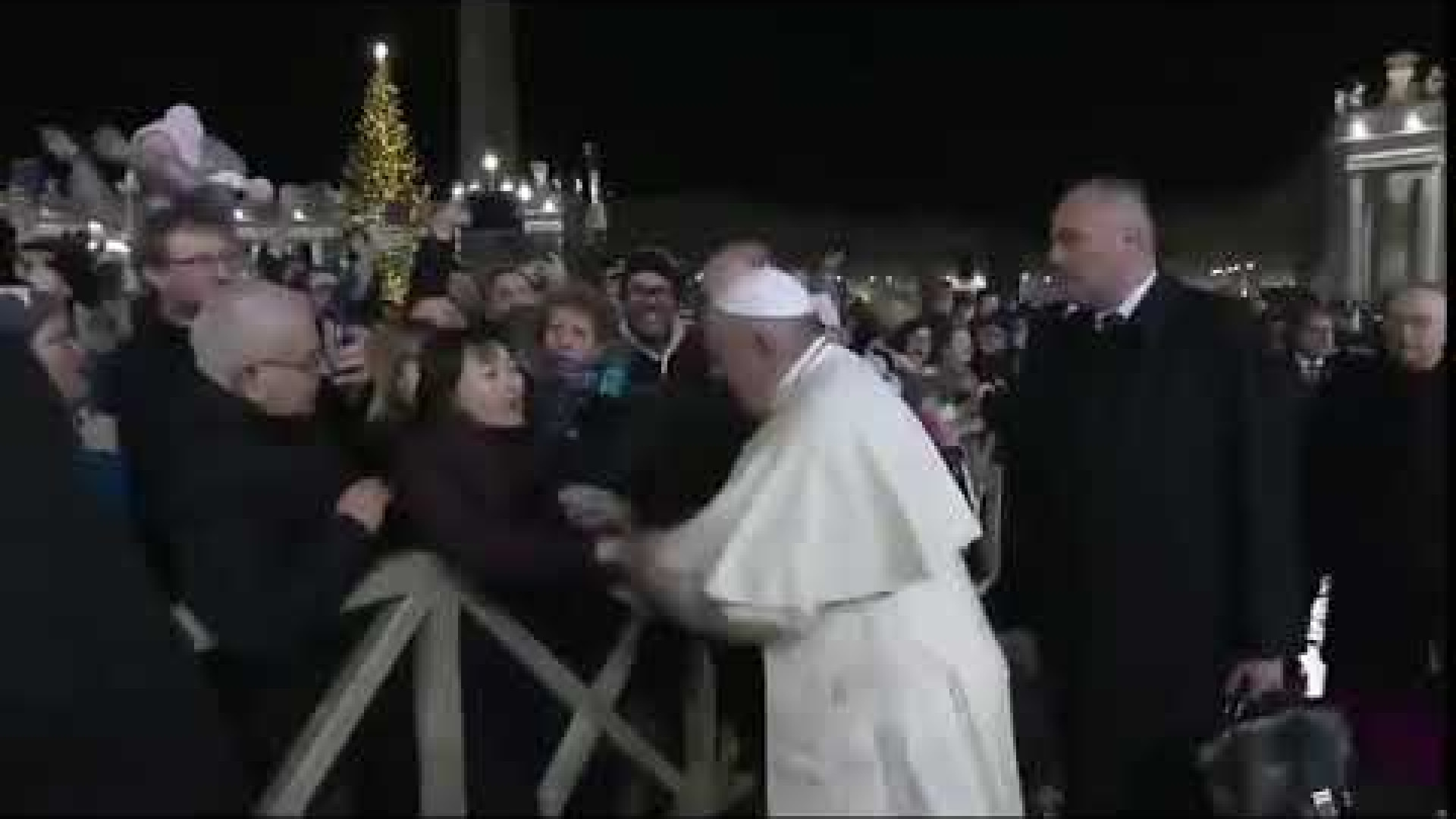 Immagine di Papa Francesco strattonato perde la pazienza. E chiede scusa