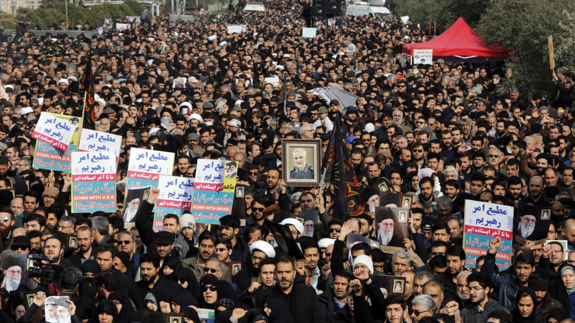 Immagine di Migliaia in piazza a Teheran, l'Europa è preoccupata