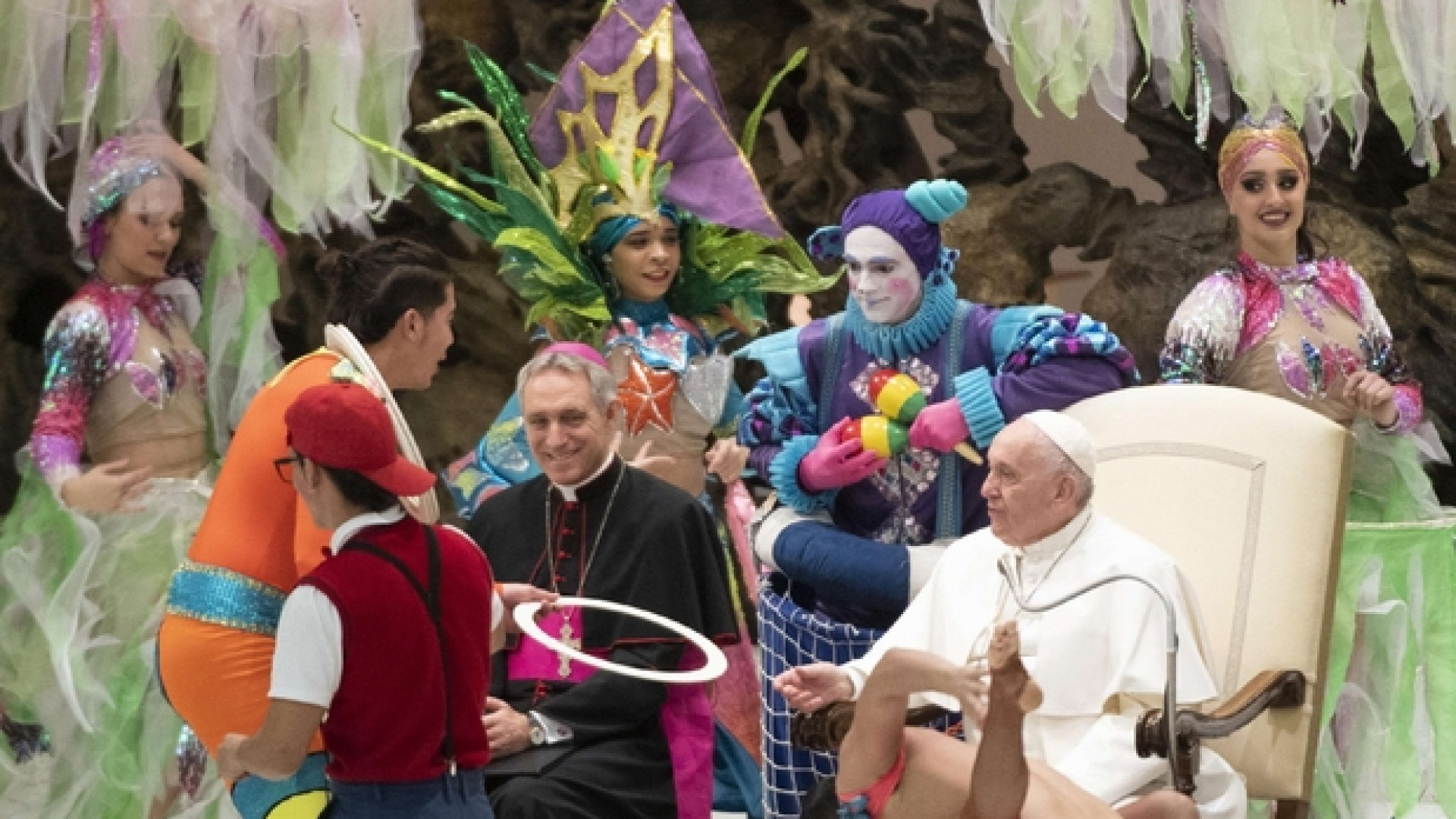 Immagine di Papa Francesco giocoliere fa centro con il cerchio