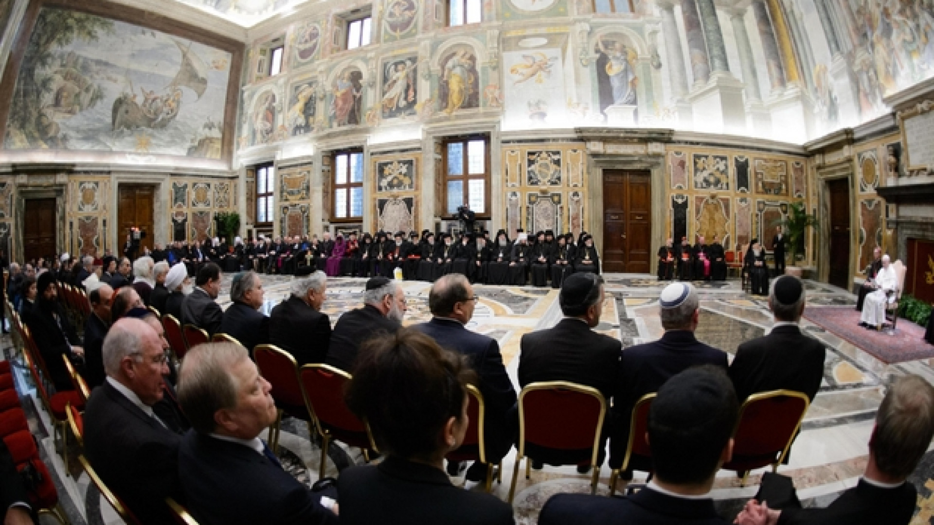 Immagine di Il Papa incontra i diplomatici. Ecco come il Vaticano parla agli Stati