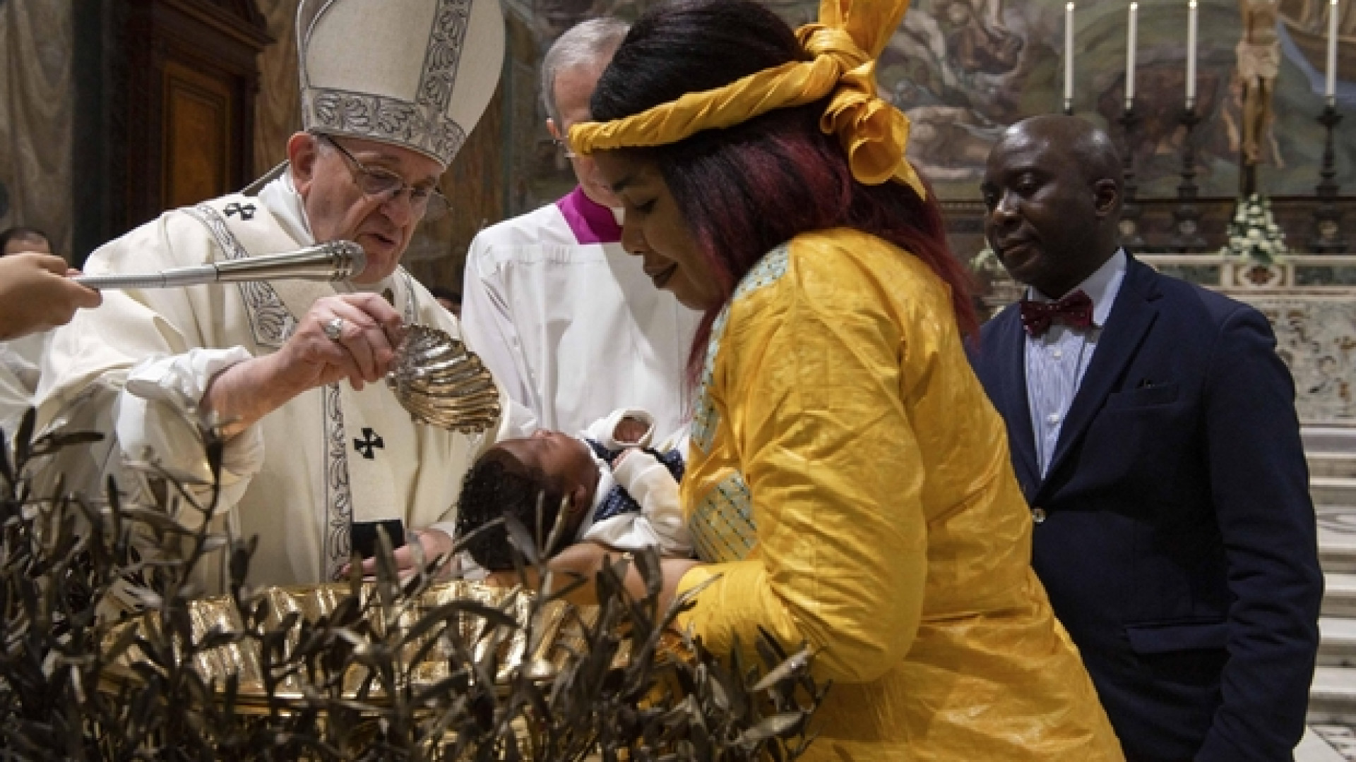 Immagine di Il Papa battezza 32 bambini nella Cappella Sistina