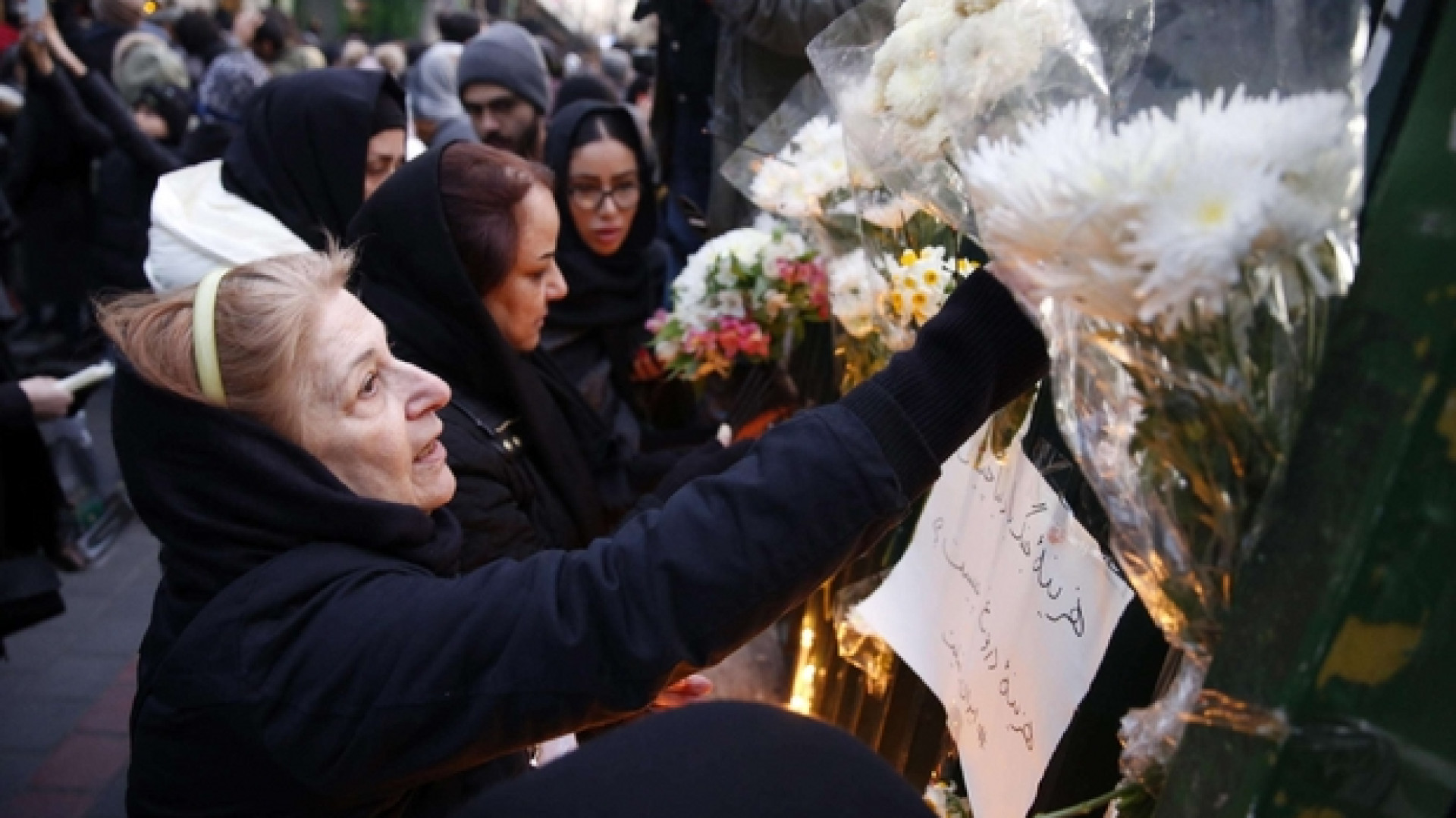 Immagine di Aereo abbattuto per errore, migliaia in piazza a Teheran: Khamenei dimettiti