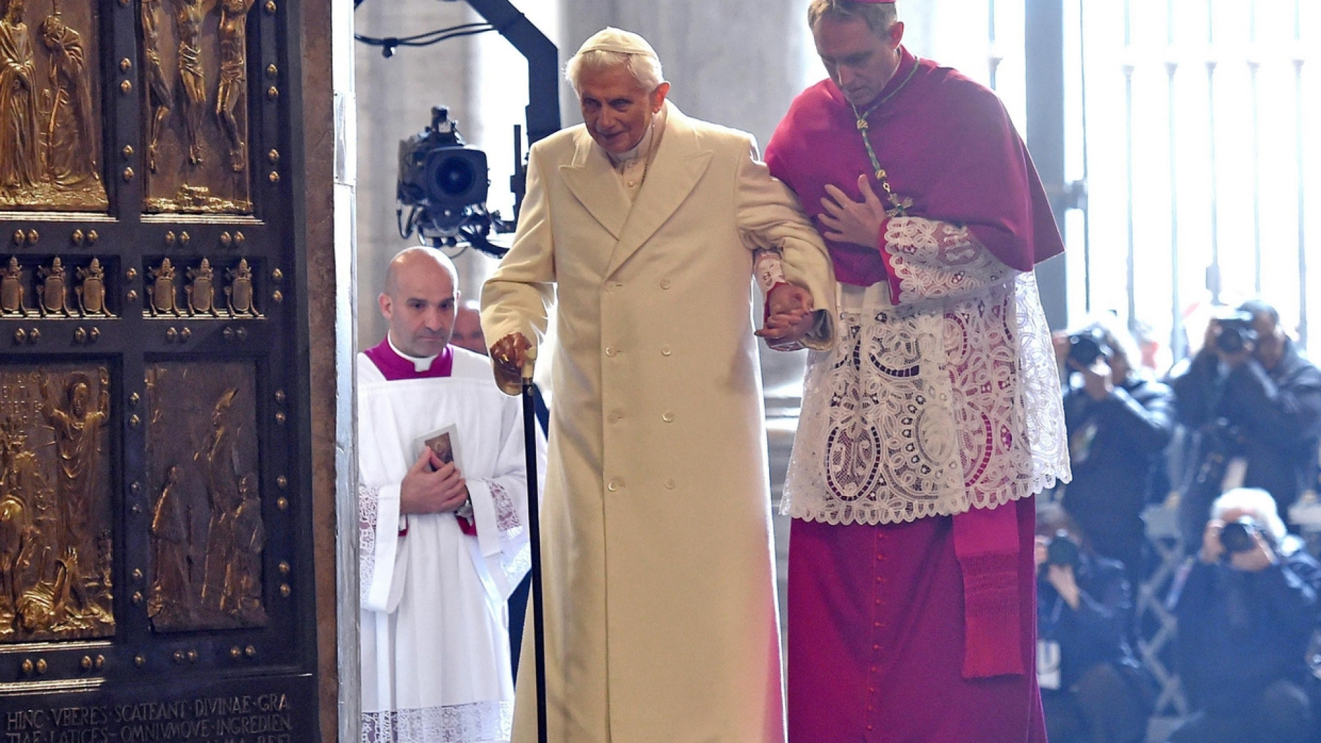 Immagine di Gaenswein: «Ratzinger ritira la firma dal libro»