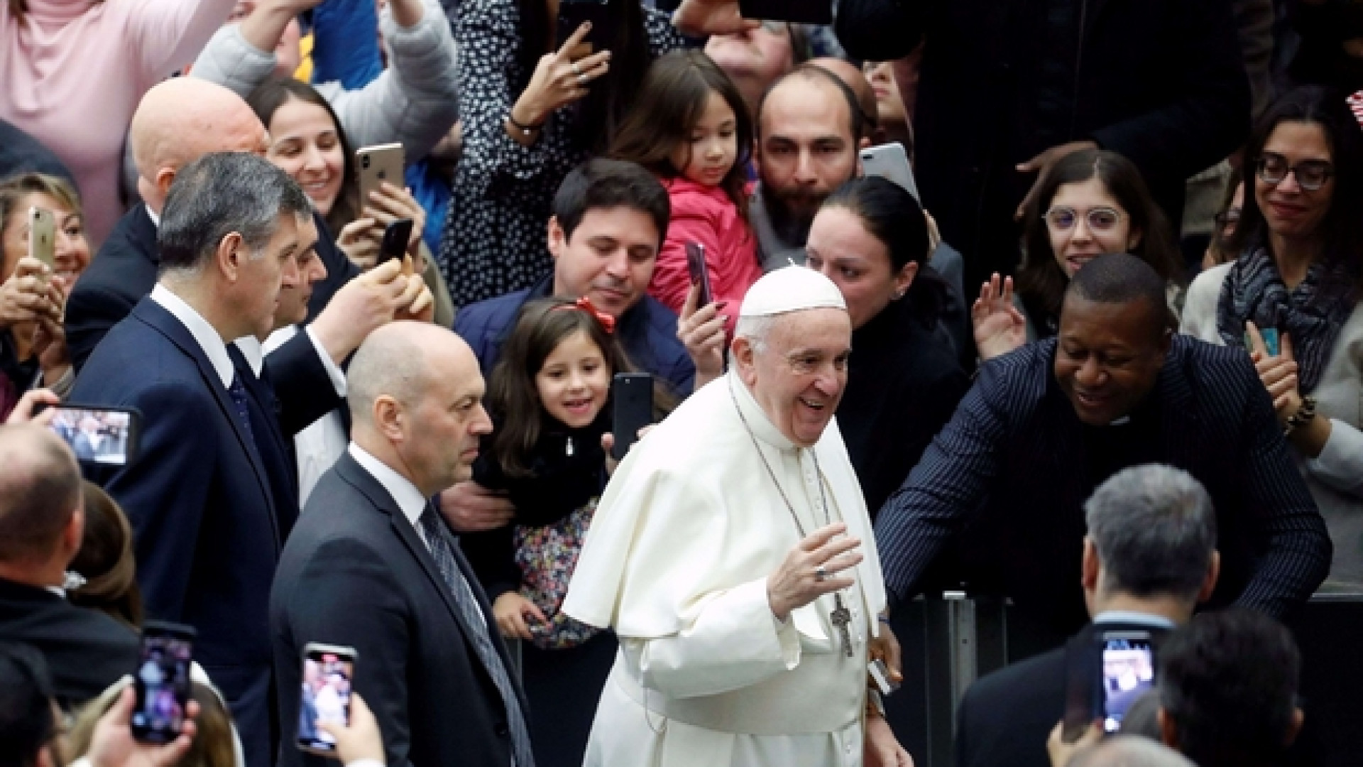 Immagine di Il Papa: «La Chiesa perseguitata e fraintesa, mai si stanca di accogliere»