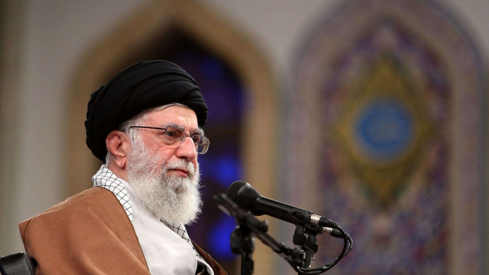 Immagine di Khamenei attacca Trump: è un pagliaccio