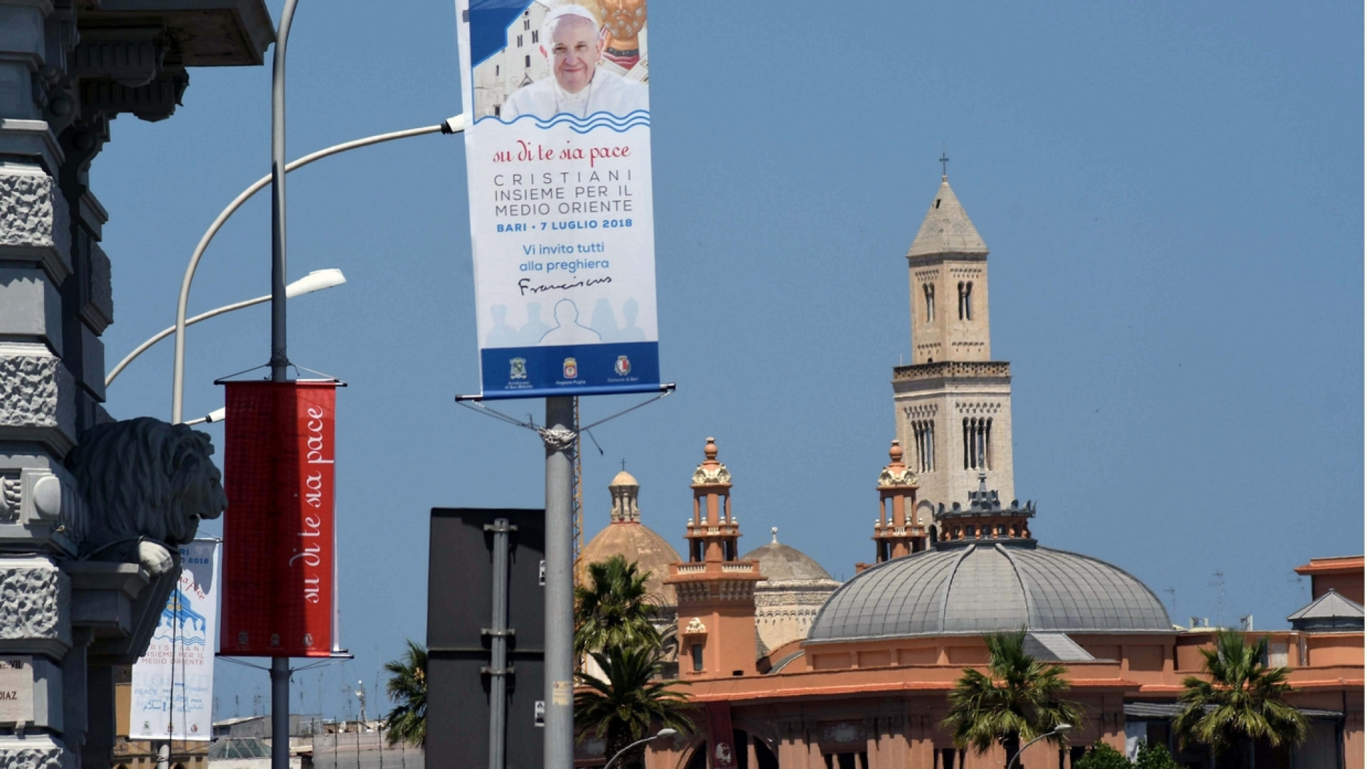 Immagine di Papa Francesco a Bari, testimone di pace per il Mediterraneo