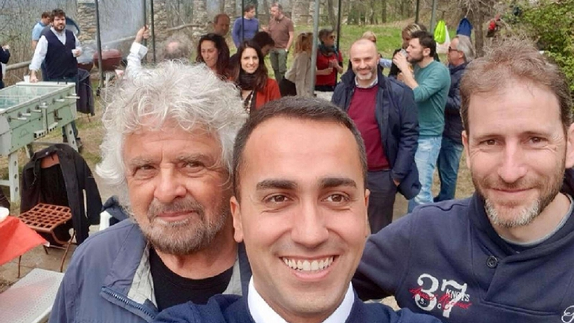Immagine di 10 anni a 5 stelle. Dal Vaffa-day di Grillo alle dimissioni di Luigi di Maio