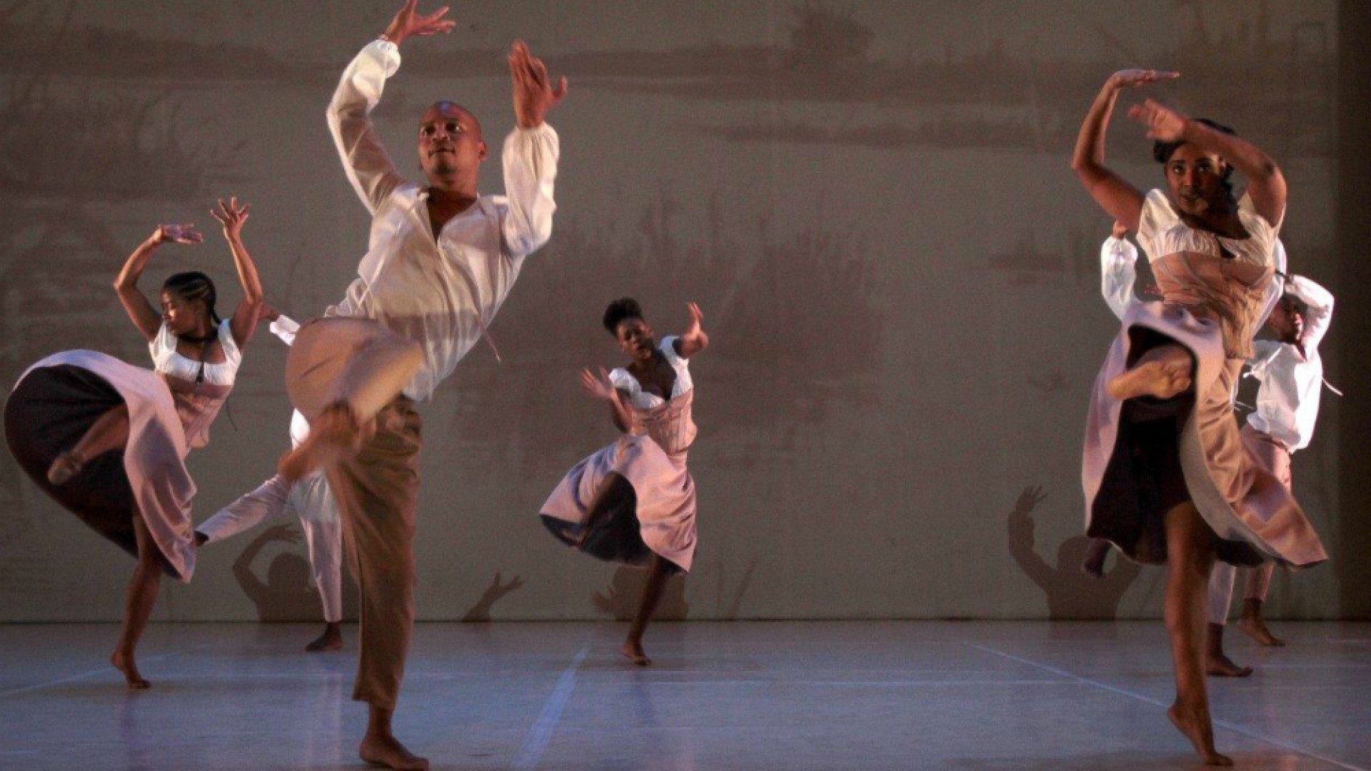 Immagine di “Giselle” danza a piedi nudi, seducente e spregiudicata