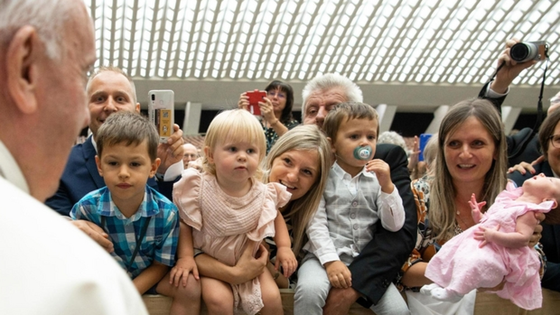 Immagine di Il Papa: «Società è civile solo se riconosce il valore intangibile della vita»