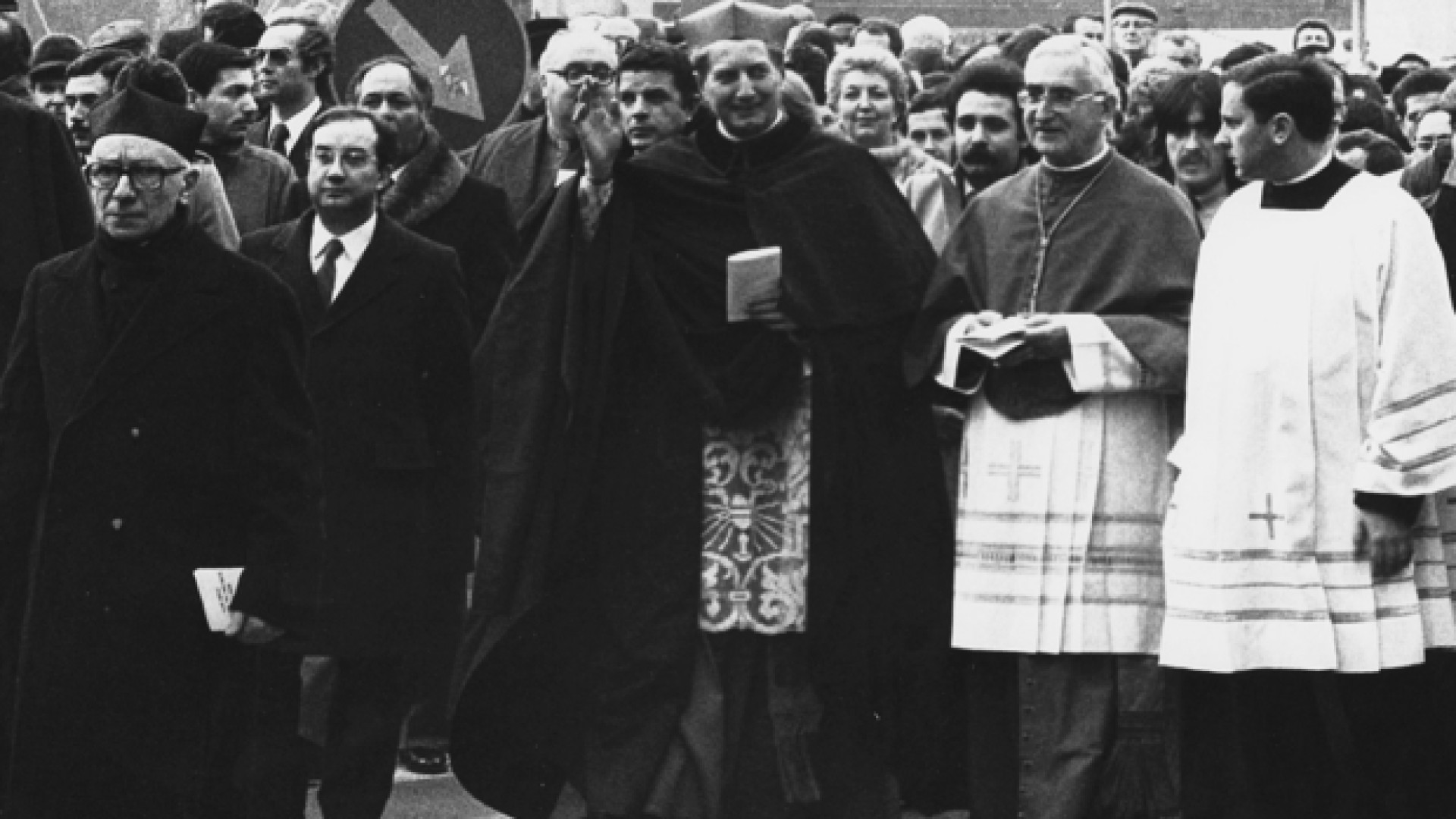 Immagine di L'ingresso di Martini a Milano, con la sua gente e il Vangelo tra le mani