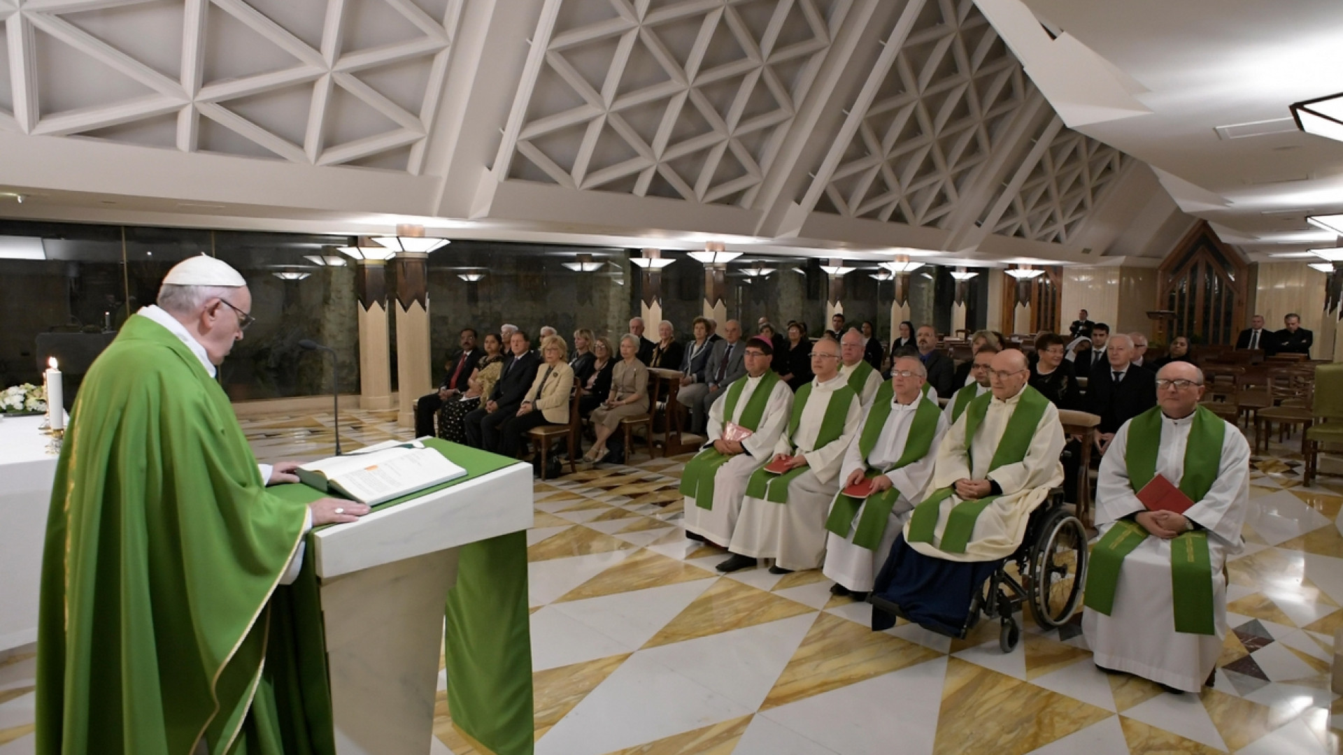 Immagine di Il Papa: scivolare nella mondanità è la lenta apostasia del cuore