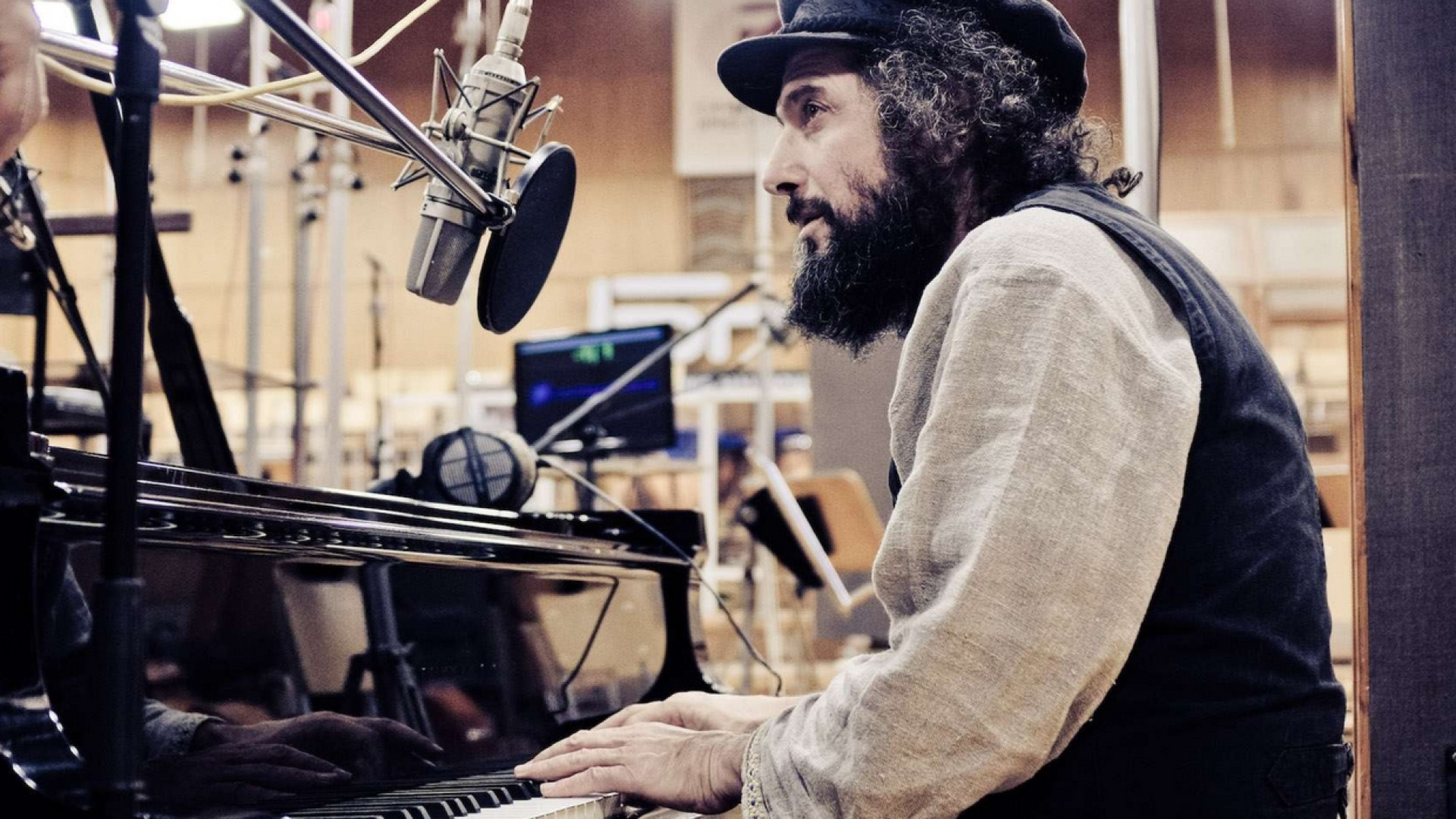 Immagine di Vinicio Capossela: «Nel mio “Bestiario d'amore” la canzone incontra il sacro»