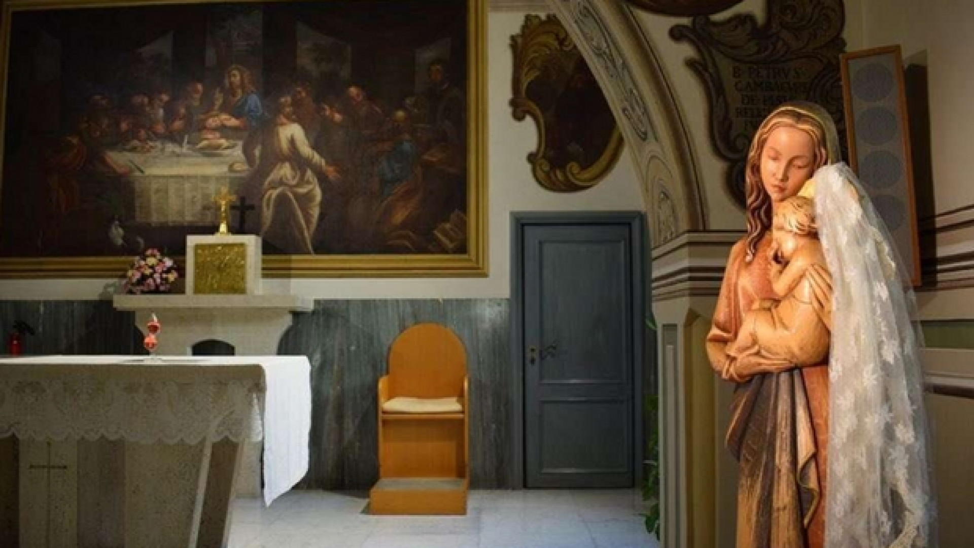 Immagine di «Conosco il dolore e la speranza». E dona il velo da sposa a Gesù Bambino