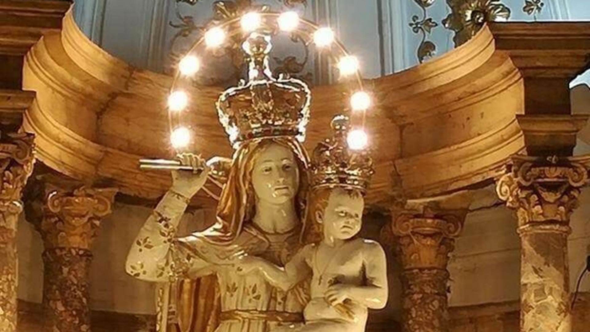 Immagine di Il manto della Madonna del Soccorso realizzato con le stoffe dei fedeli