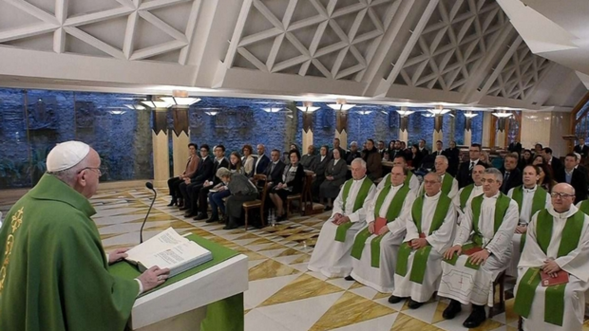 Immagine di Il Papa: il più grande nella Chiesa è chi serve, non chi ha più titoli