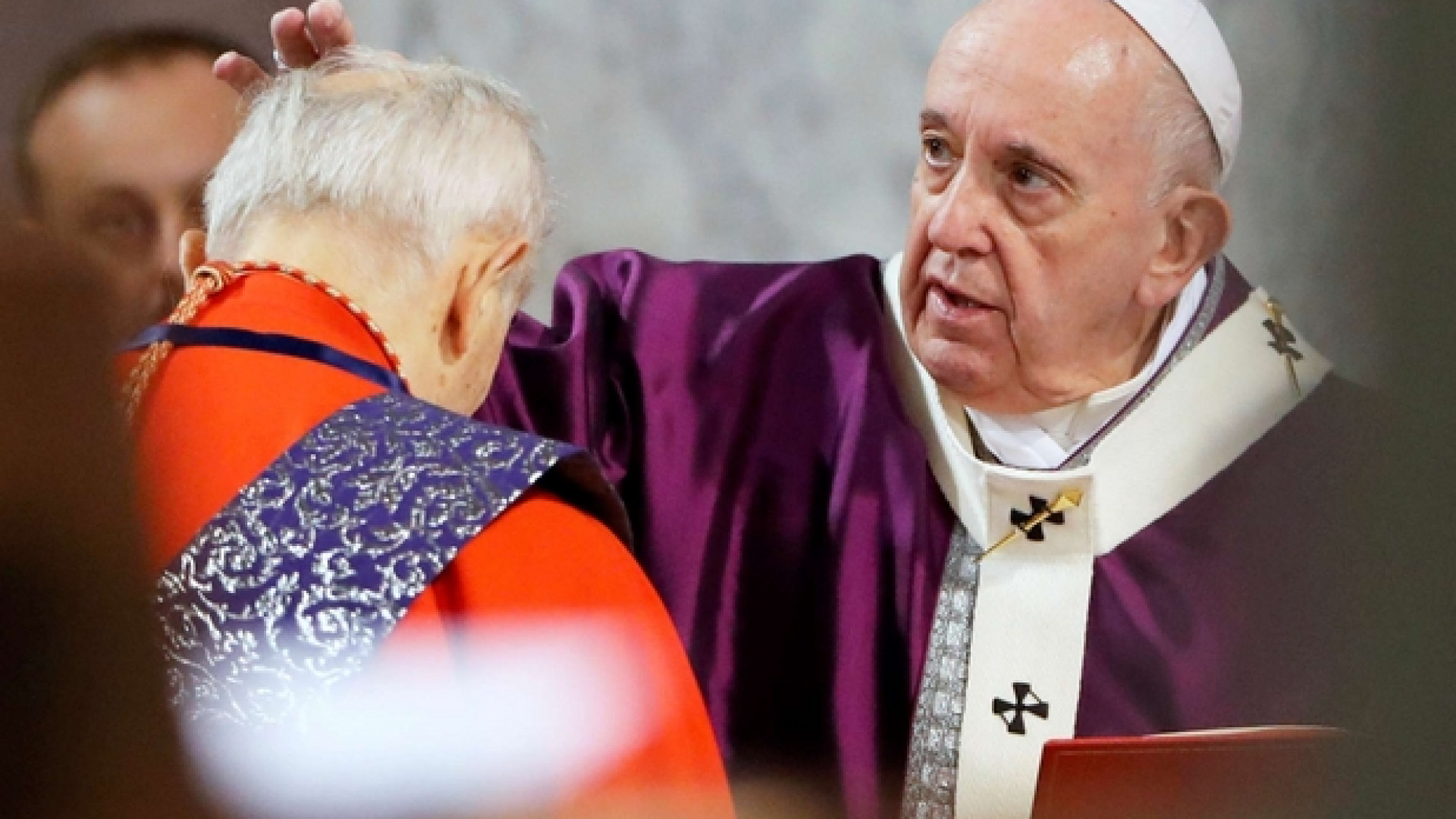 Immagine di Papa Francesco: riconosciamo che le nostre misere ceneri sono amate da Dio