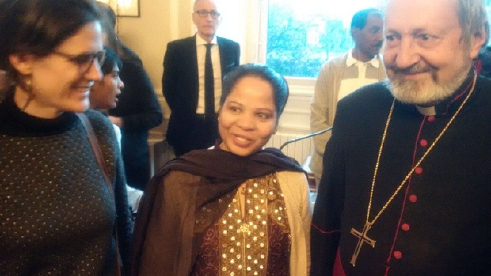 Immagine di Asia Bibi ora è cittadina onoraria di Parigi. E ringrazia anche l'Italia