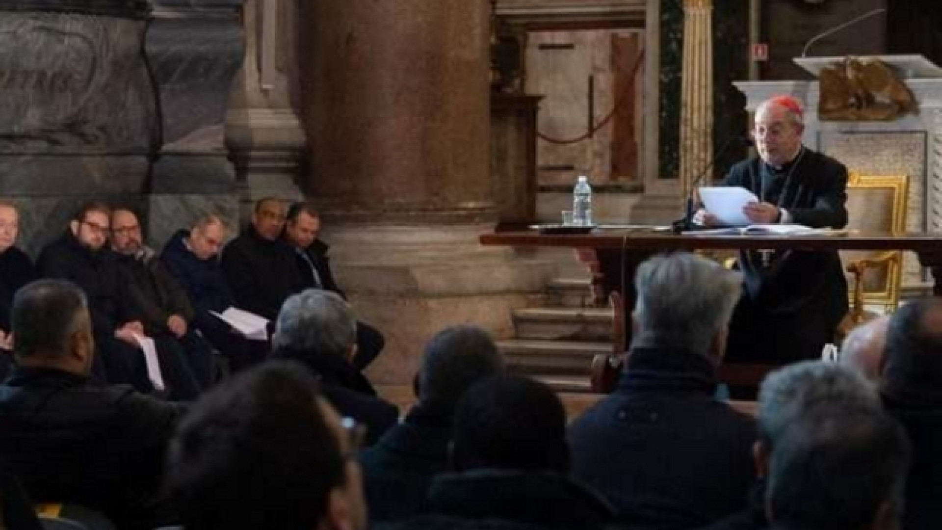 Immagine di Il Papa: il prete non si isoli ma viva in comunione con la sua gente