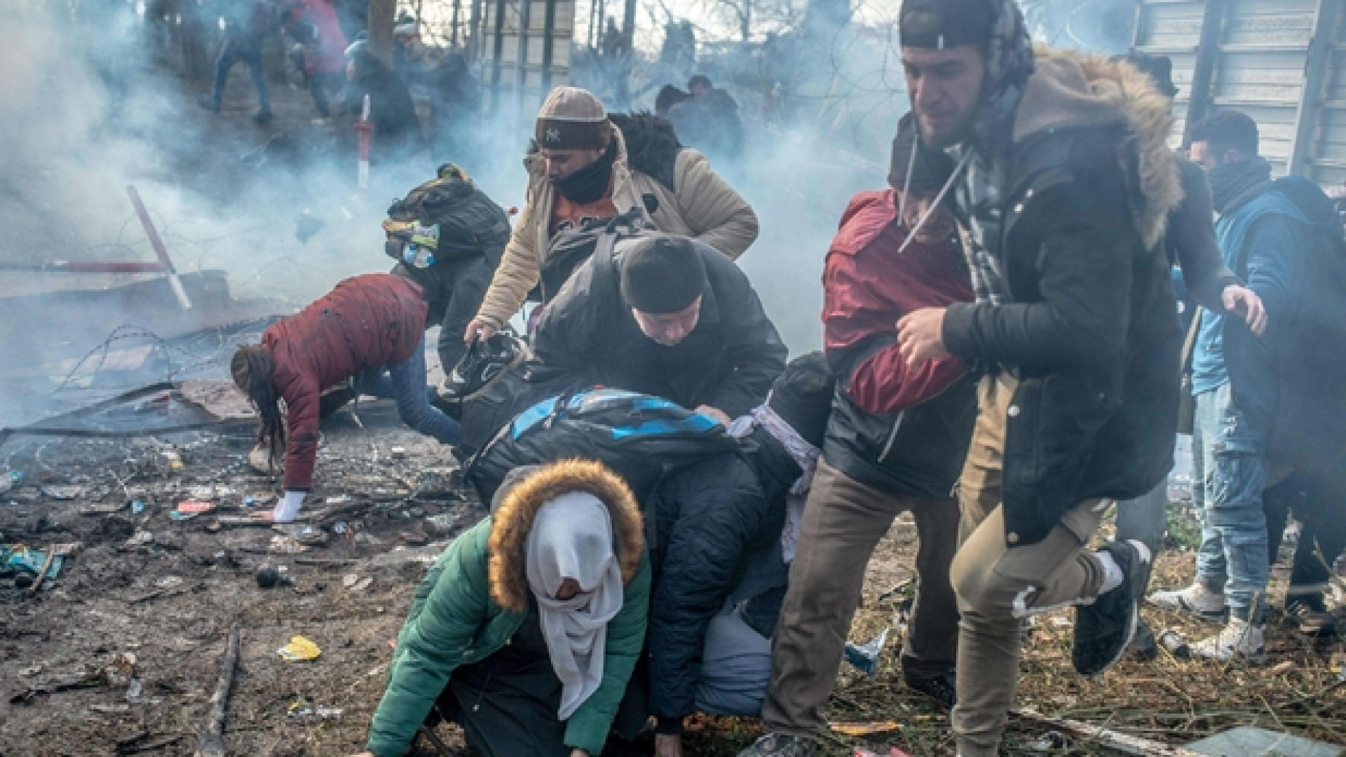 Immagine di Lacrimogeni contro i profughi siriani, Grecia blocca il passaggio dalla Turchia