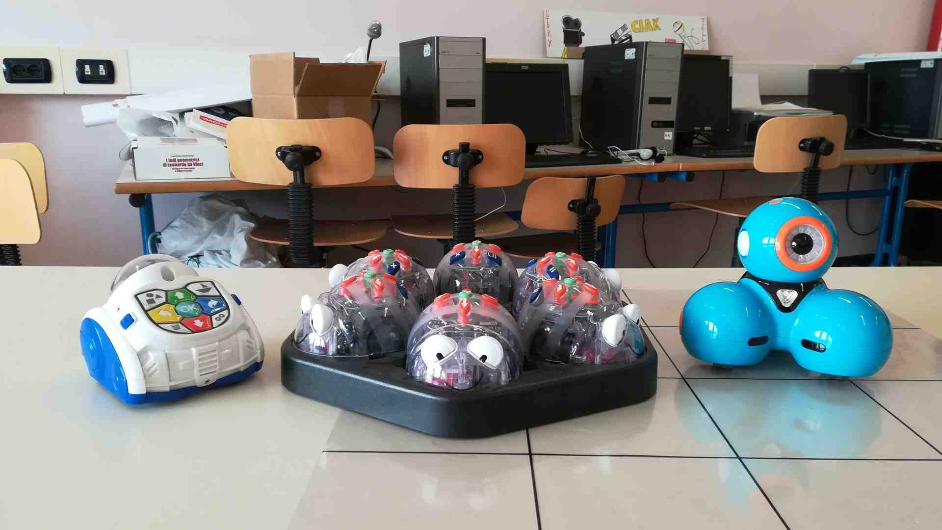 Immagine di I robot entrano a scuola per la parità di genere