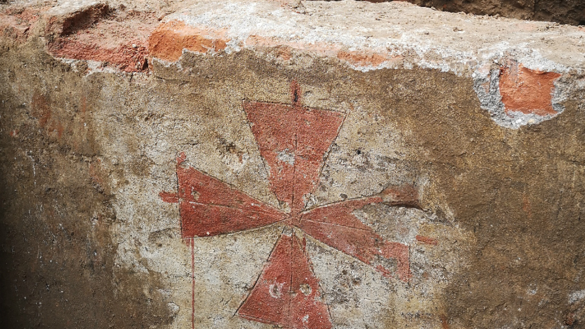Immagine di Spuntano quattro croci rosse: ecco la tomba dei Templari