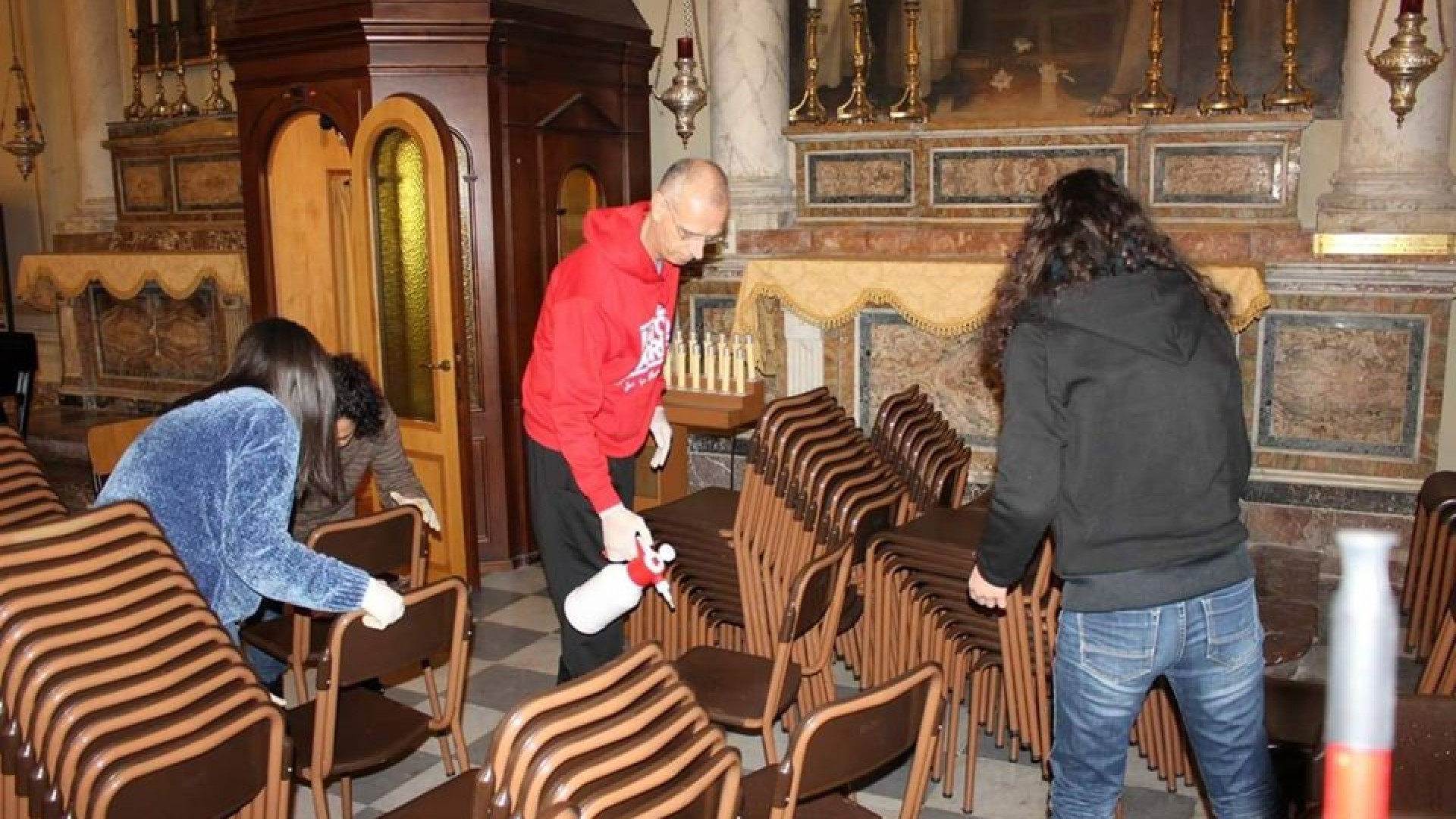 Immagine di Il vescovo Raspanti igienizza sedie e panche in cattedrale