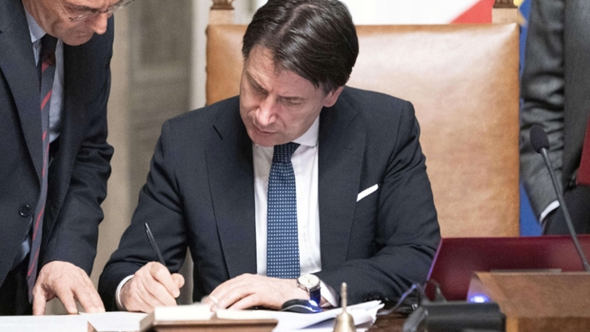 Immagine di Scontri, soffiate, lacrime. Poi la firma. La lunga notte di Palazzo Chigi