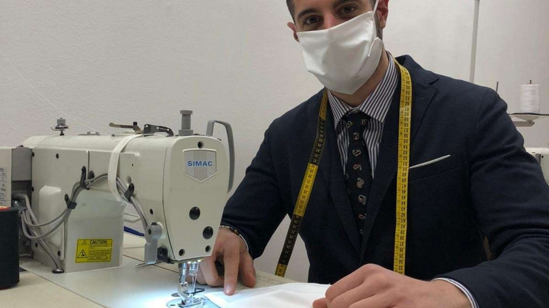 Immagine di Le "mascherine solidali" di tessuto: il regalo di un sarto alla Caritas