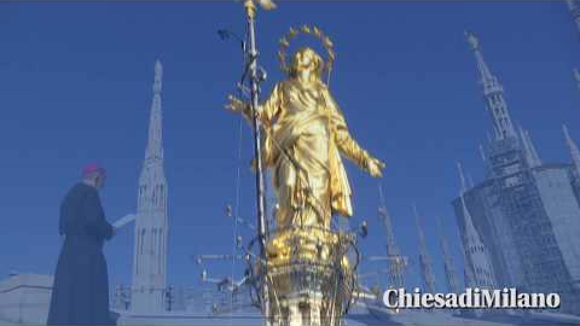 Immagine di La preghiera di Delpini di fronte alla Madonnina per i milanesi e la diocesi