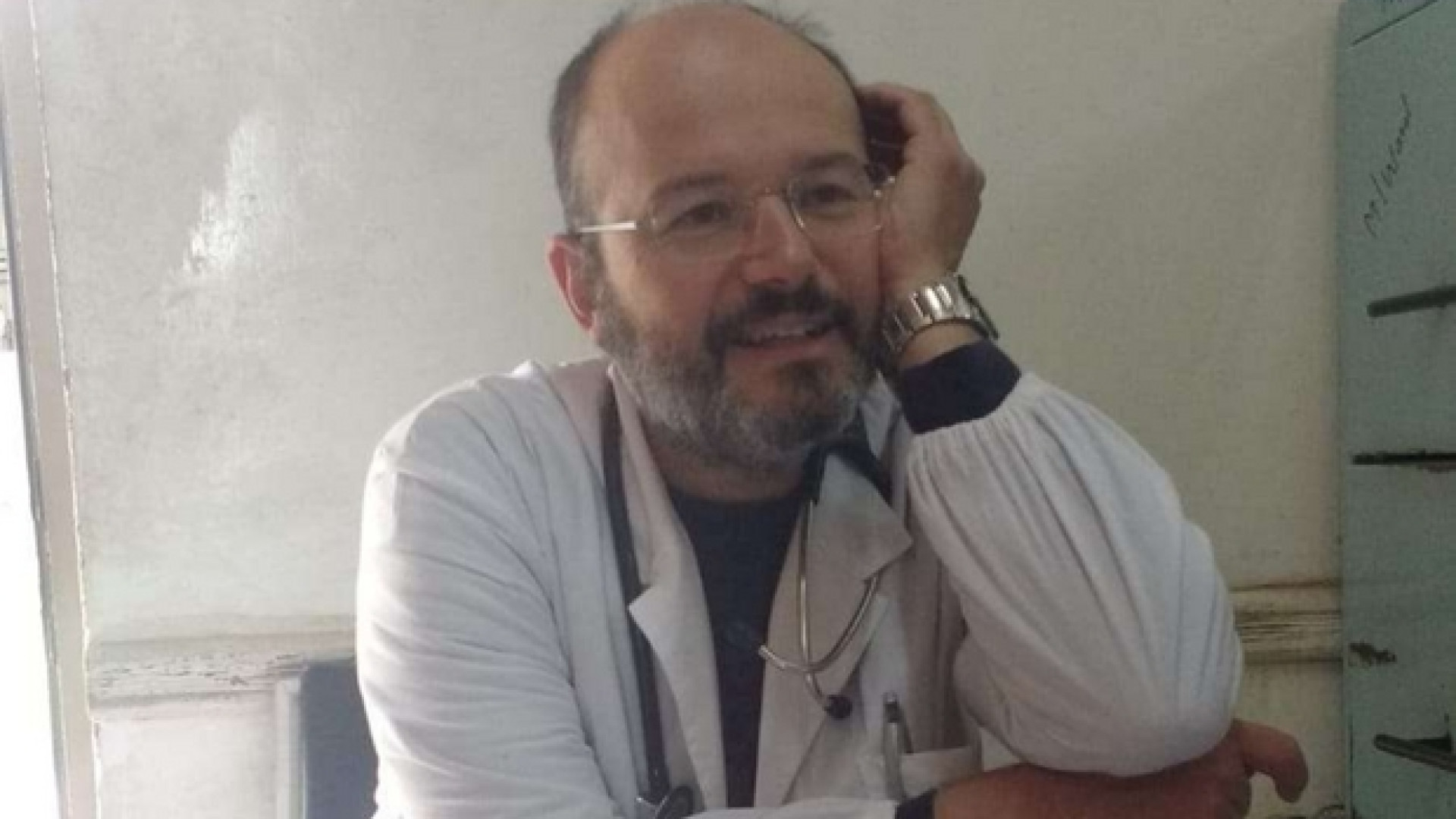 Immagine di Don Fabio rimette il camice bianco e va in ospedale