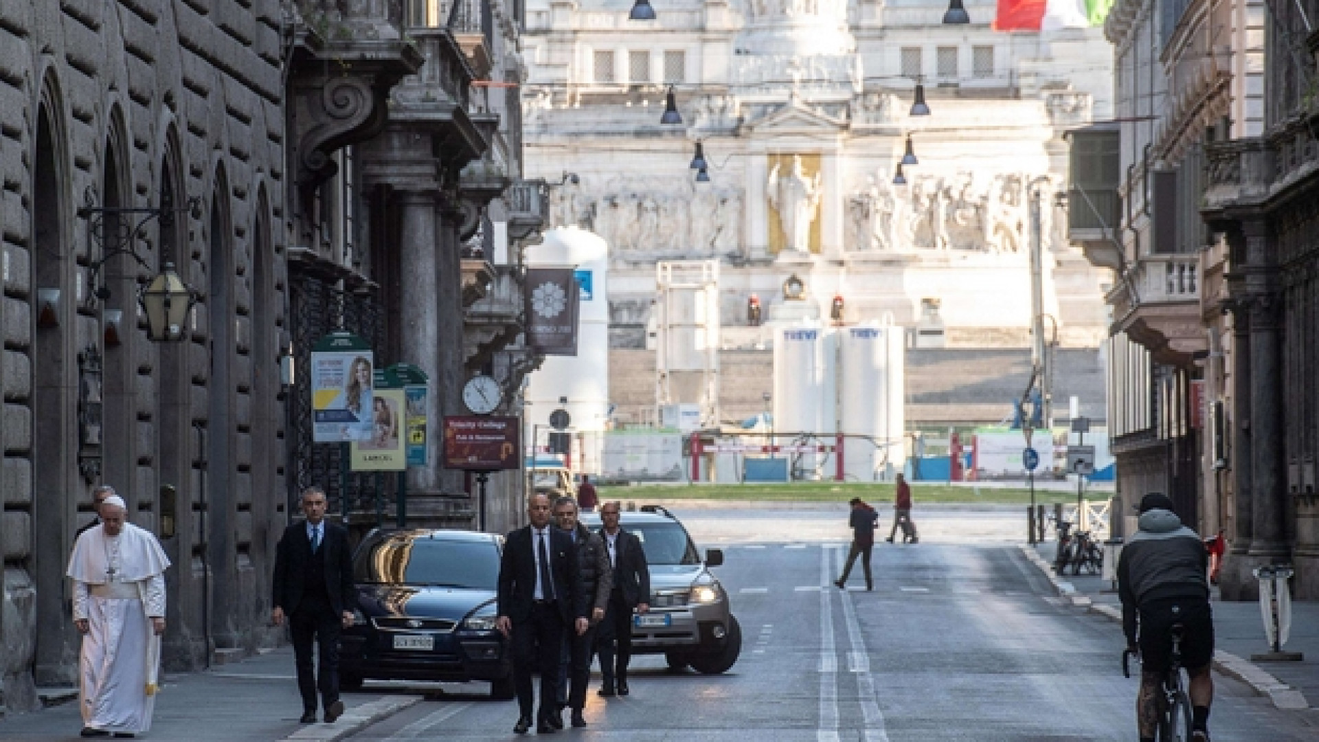 Immagine di Papa Francesco "pellegrino" in preghiera per la fine della pandemia