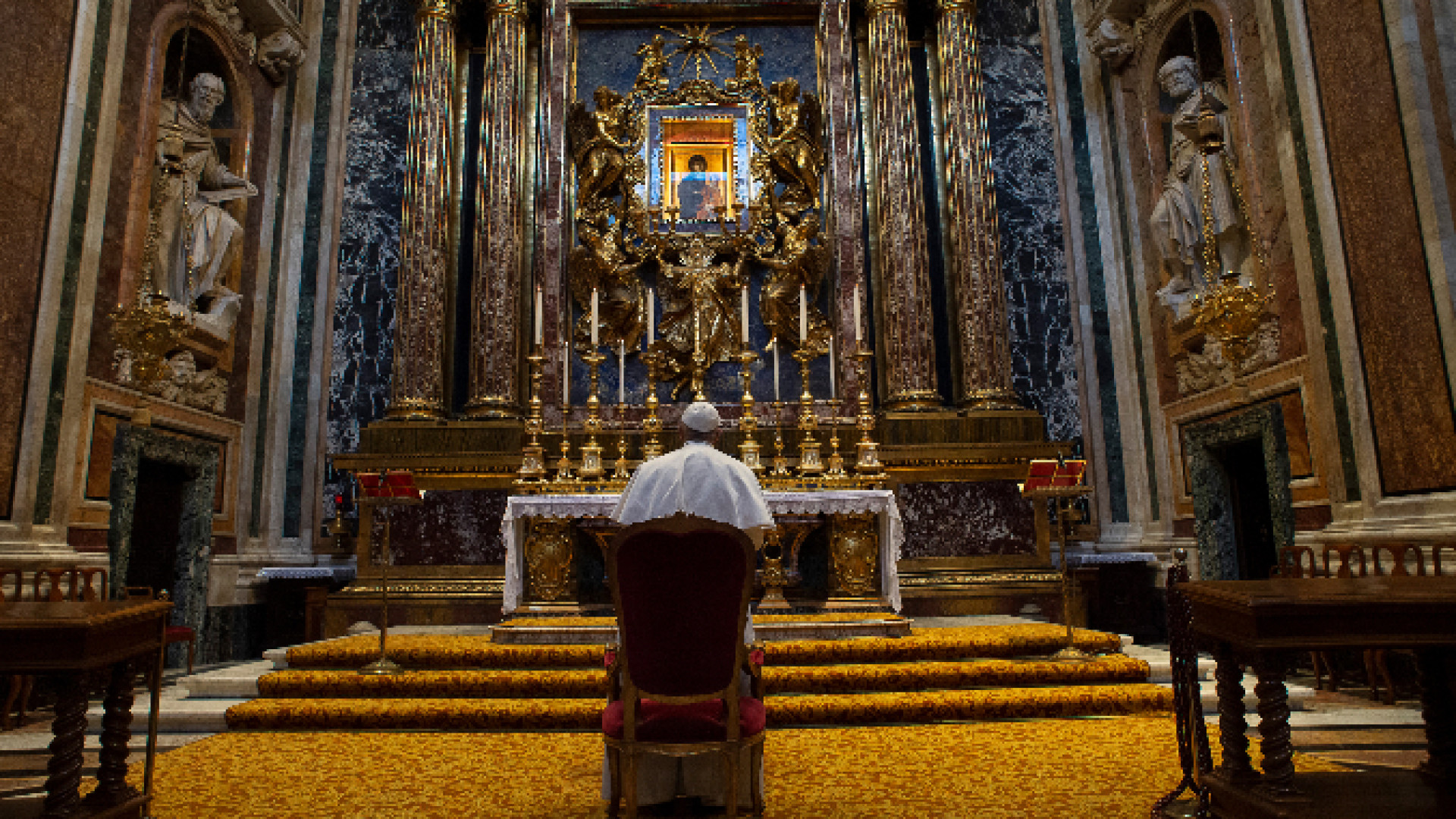 Immagine di Il cardinale e il rettore "sorpresi" dal Papa: «Pellegrino di fede e di speranza»