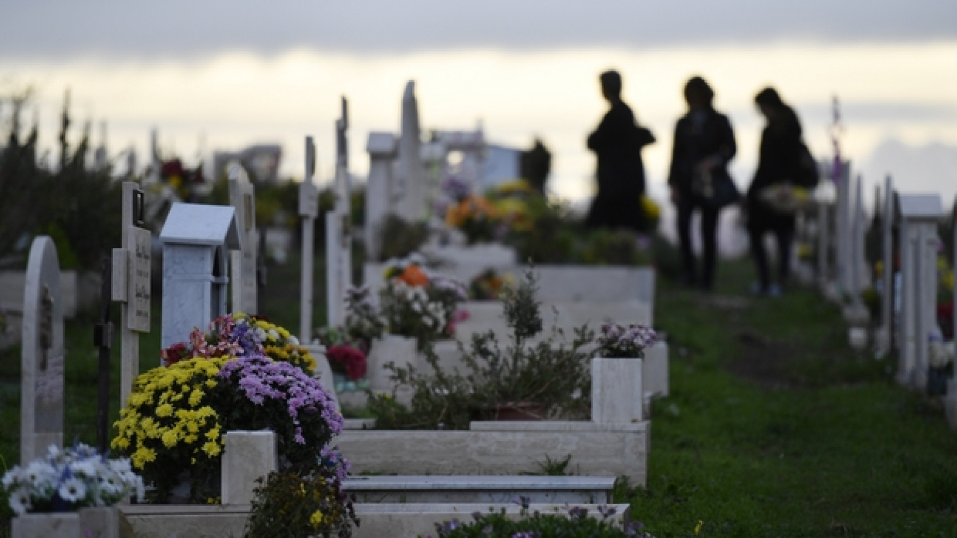Immagine di Il Venerdì di misericordia dei vescovi: in cimitero, soli, per i defunti
