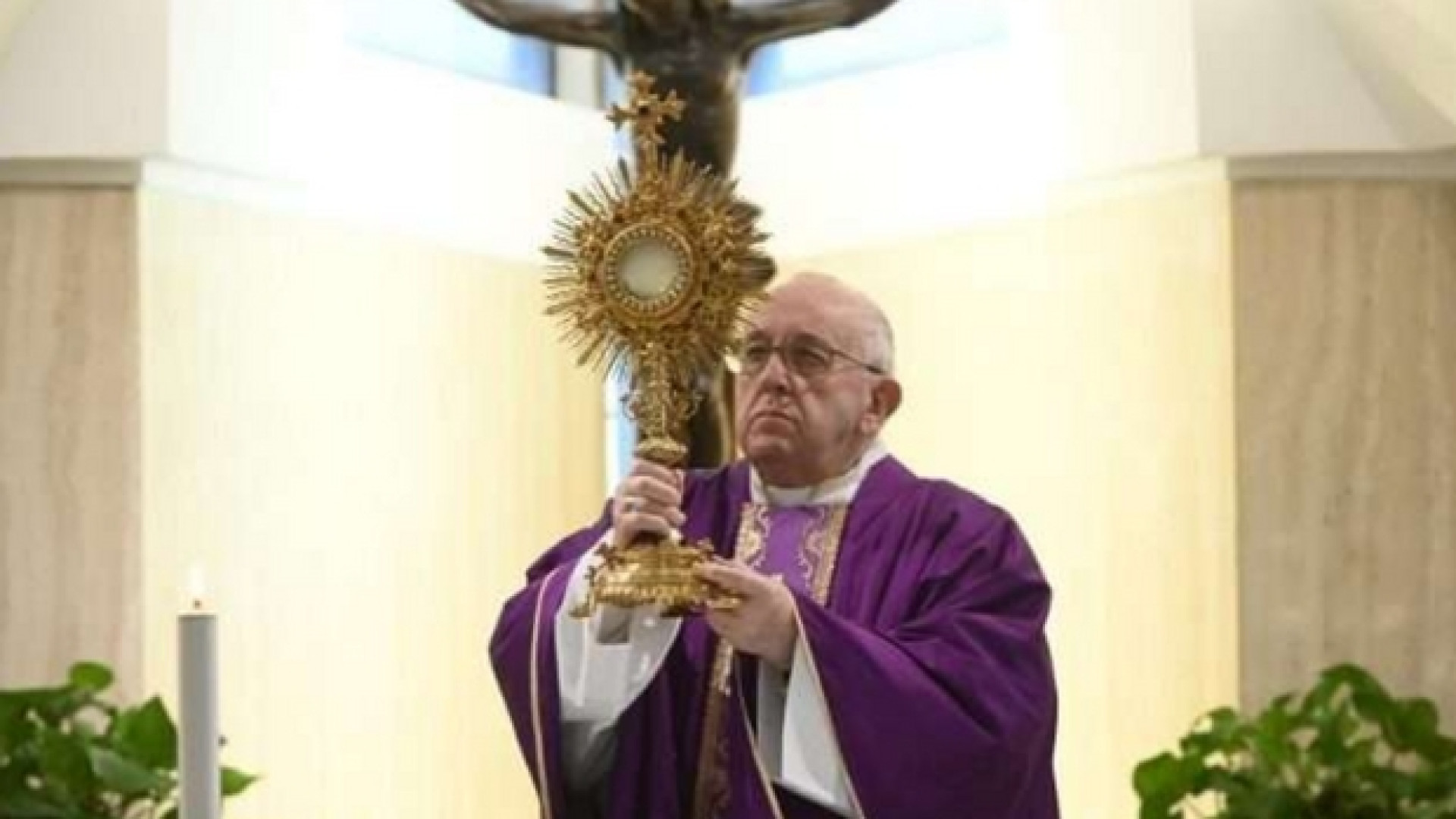 Immagine di Papa prega per i medici e gli operatori sanitari che stanno dando la vita