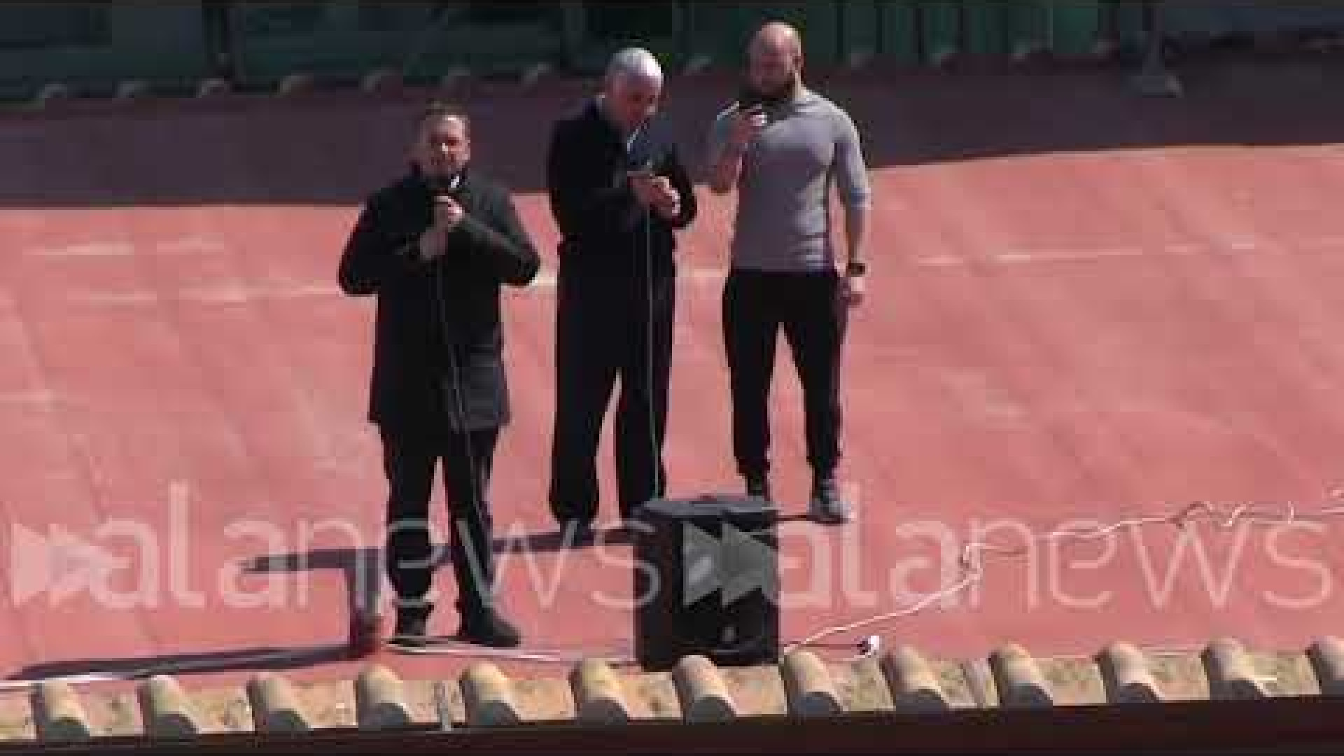 Immagine di Napoli, i parroci sul tetto per pregare, dai balconi commozione e applausi