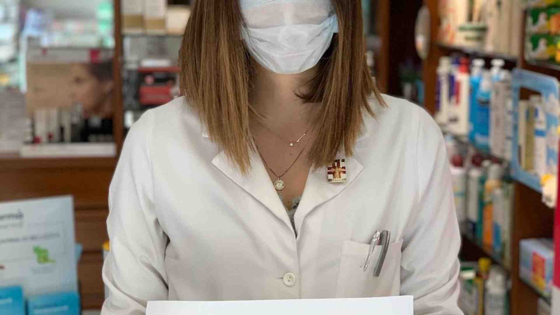 Immagine di Loro in farmacia (per forza), noi a casa (per dovere)