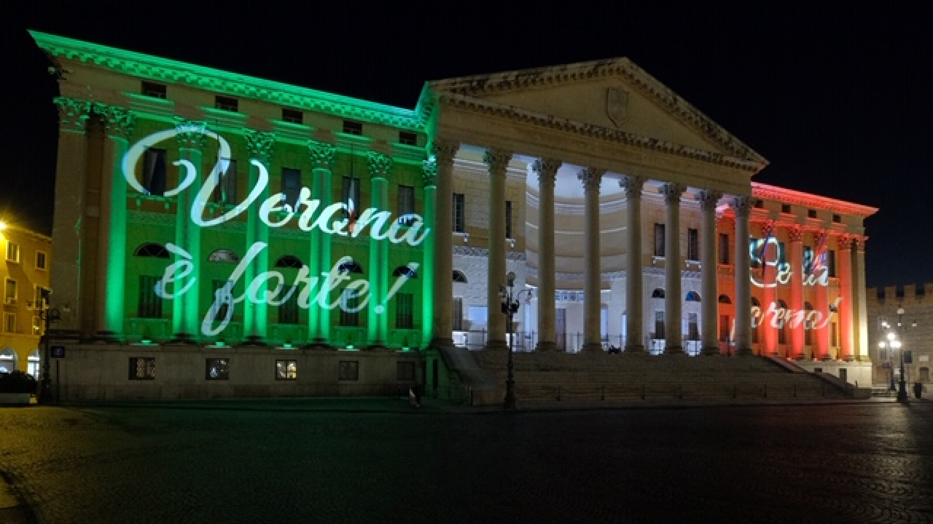 Immagine di "Verona è forte": la scritta sulla facciata del municipio