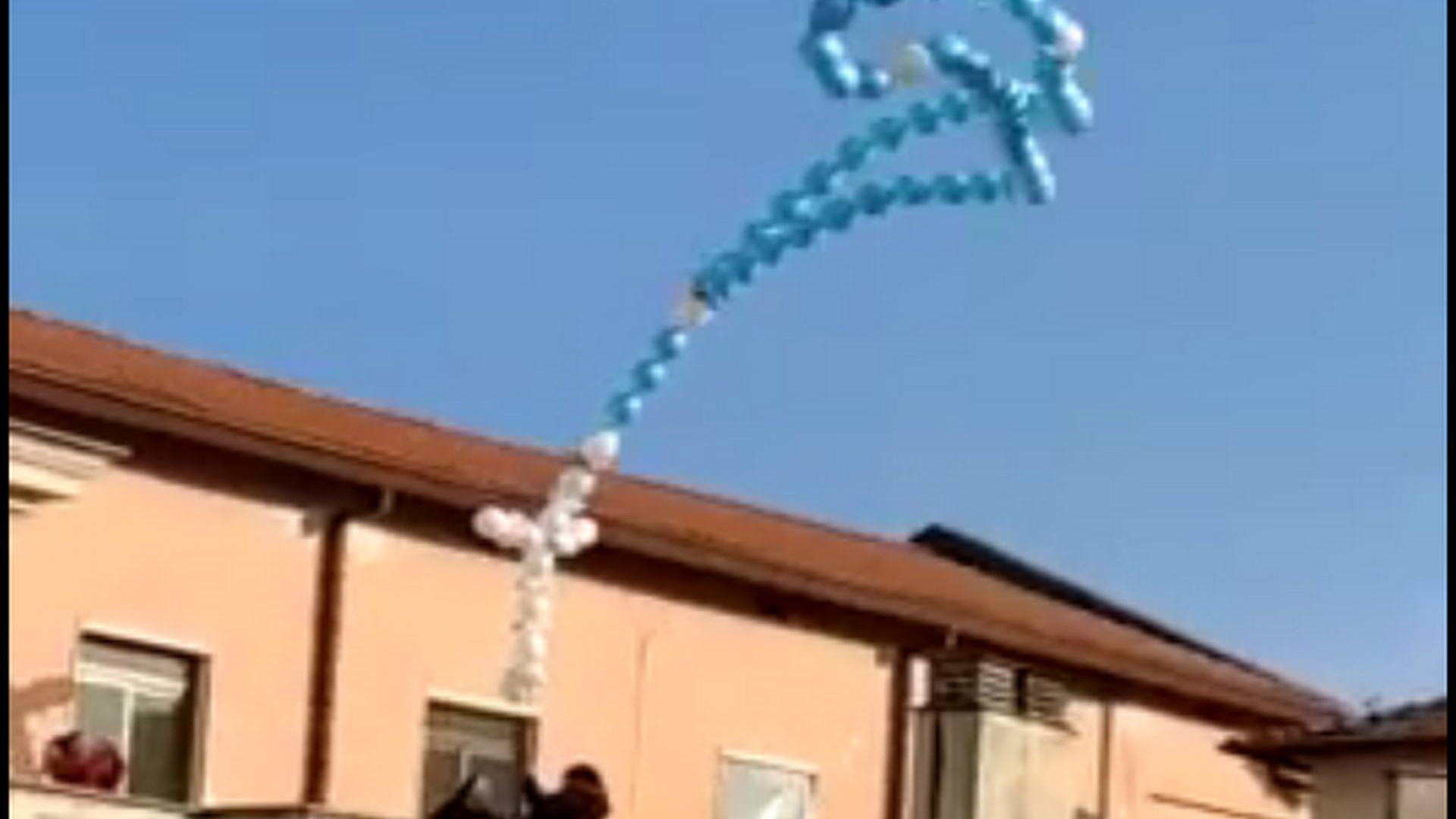 Immagine di Dalle suore il "Rosario sui tetti" fatto di palloncini
