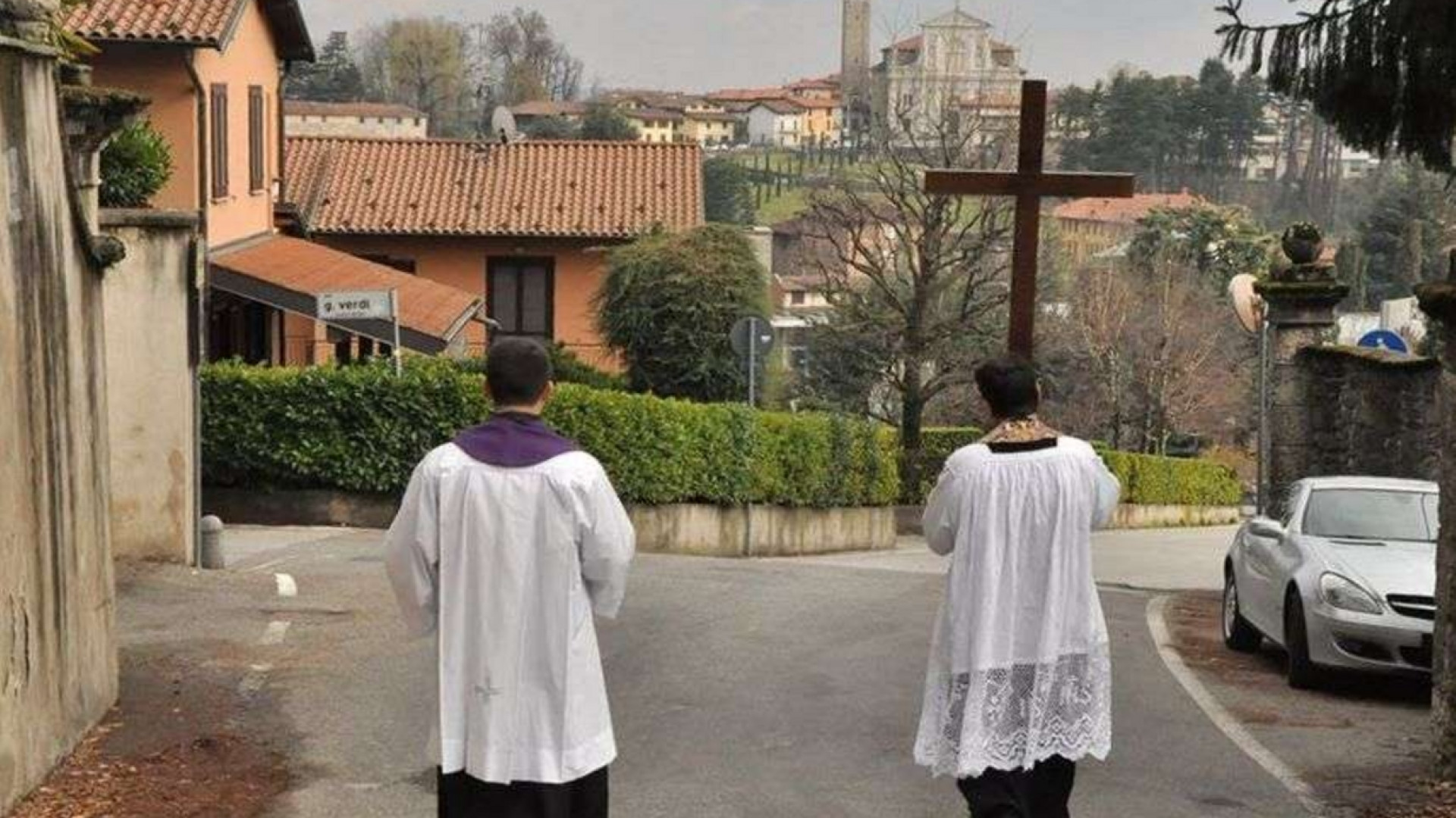Immagine di In Lombardia due sacerdoti “benedicono” i paesi con il crocifisso