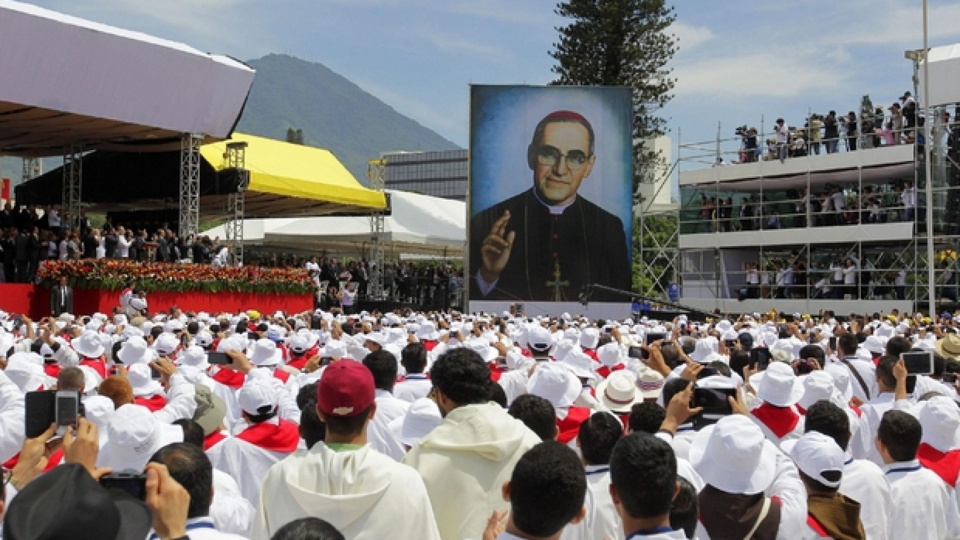 Immagine di Il suo popolo illumina la memoria di Romero