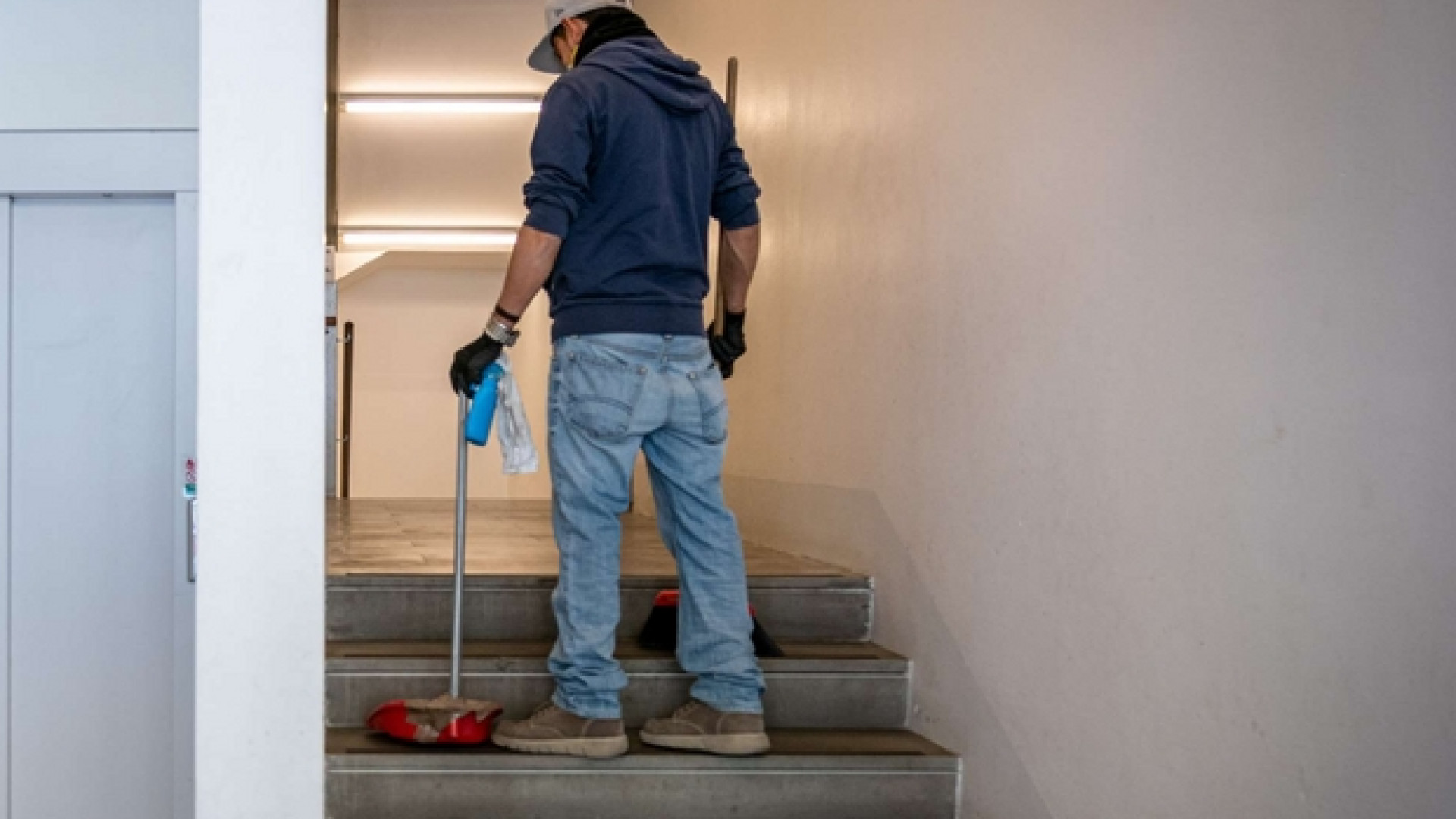 Immagine di Colf e badanti possono lavorare. Ed è corsa ai contratti regolari